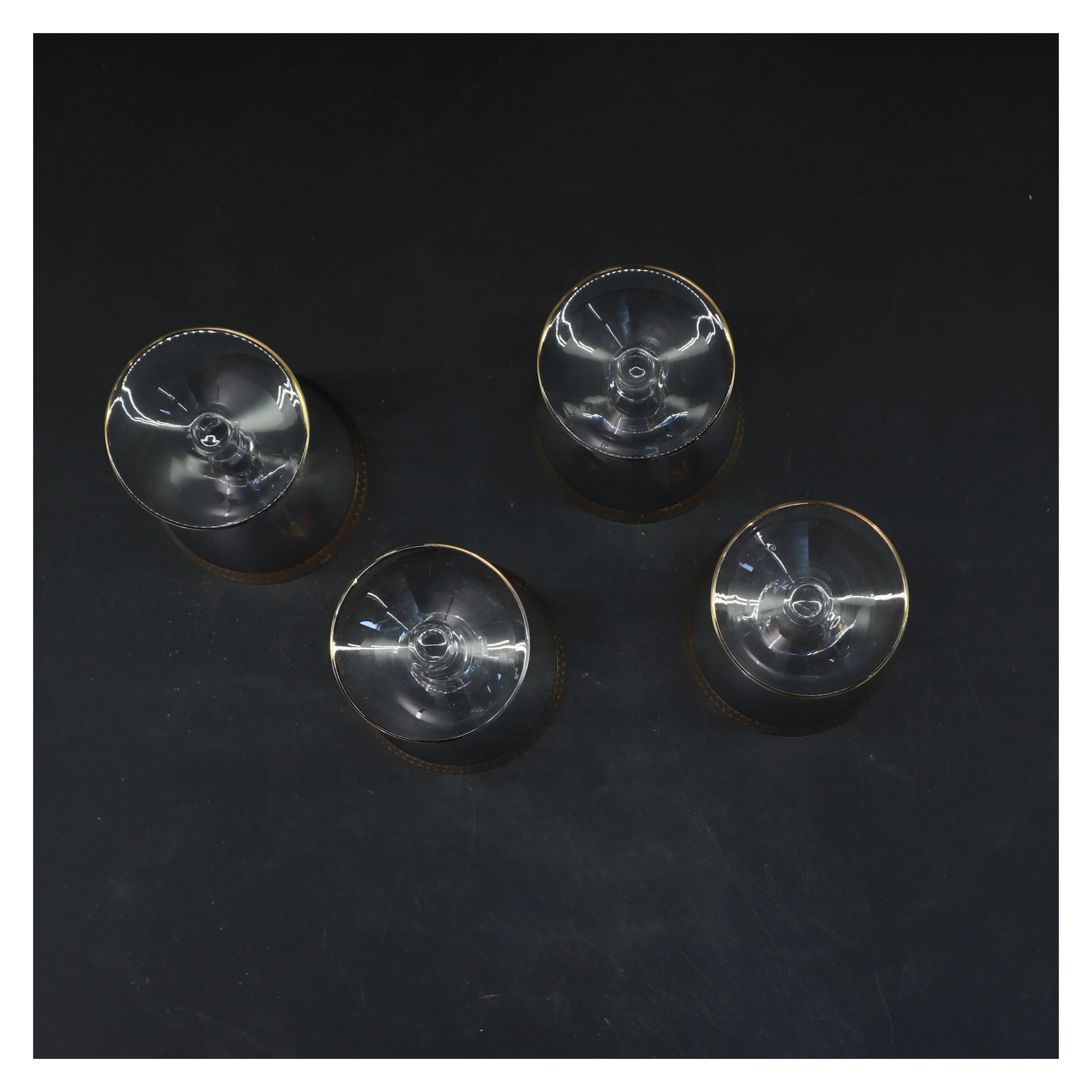 Sæt af glas med guldkanter (str. 4 styk. ø. 7 cm længde. 11,5 cm)