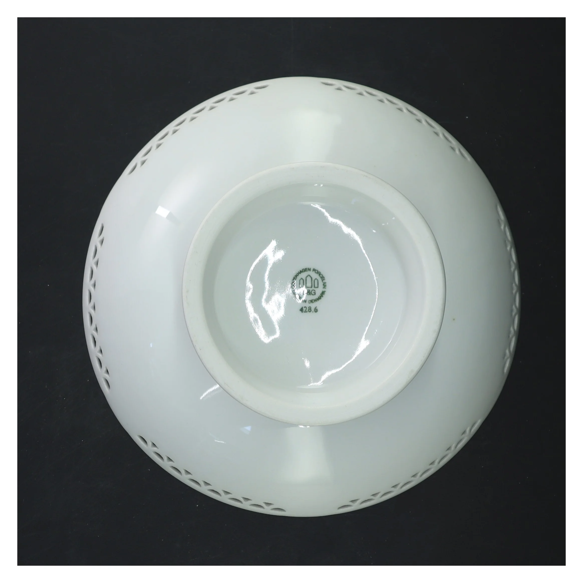 Hvid porcelænsskål på fod fra Danish Porcelain CO (str. Ø 20 cm)