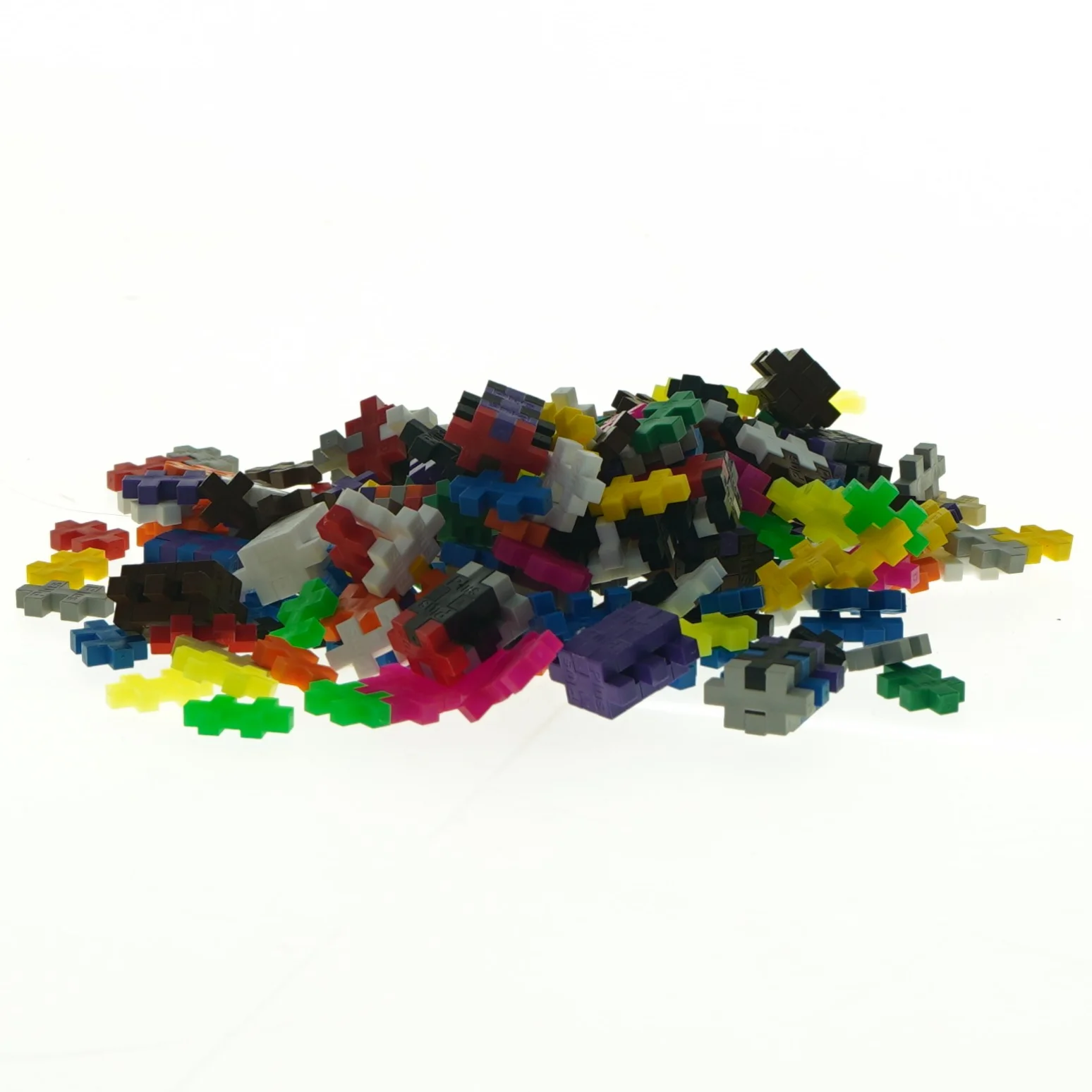 Byggeklodser i plast fra Plus Plus (str. 2 x 1 cm)