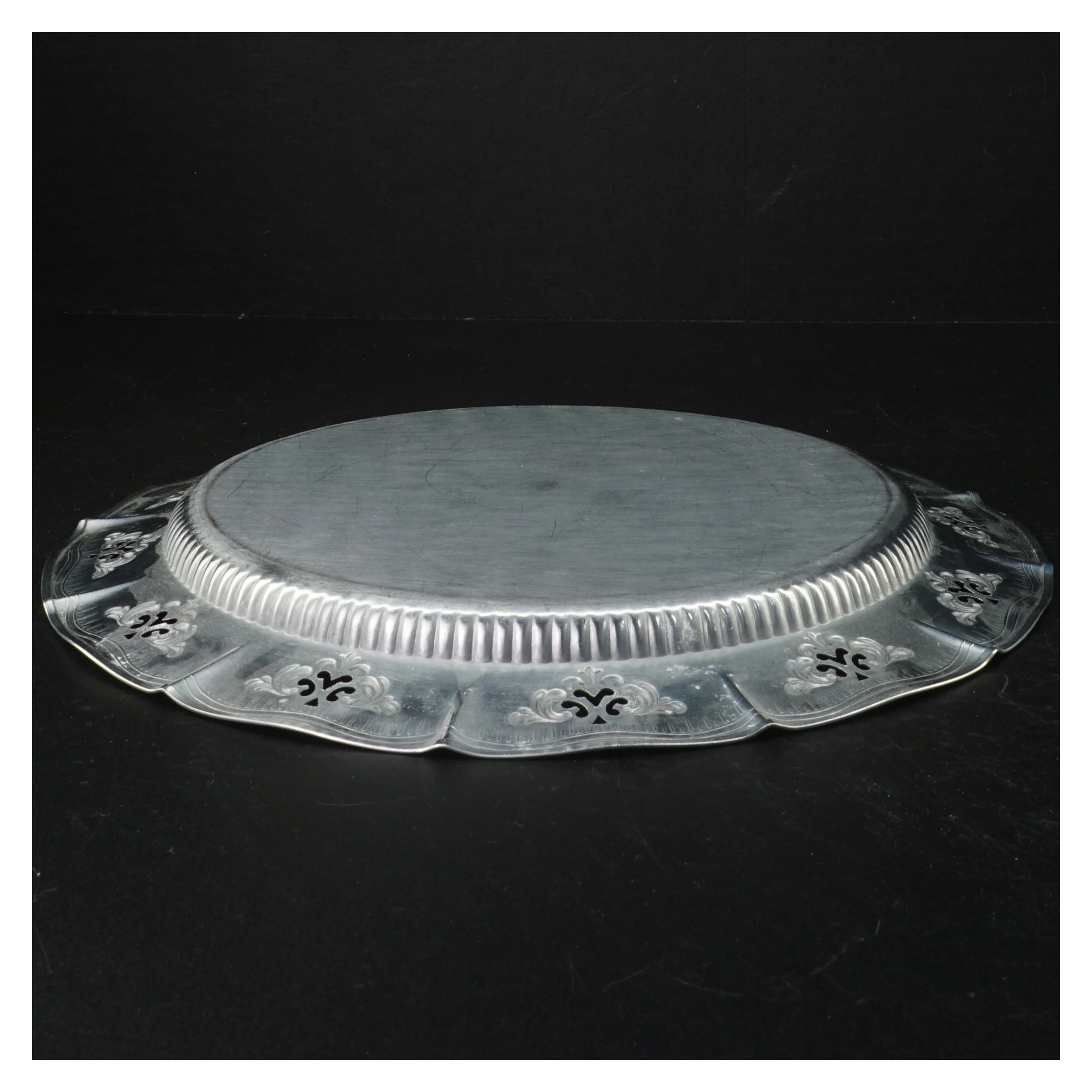 Sølvfarvet fad med dekorative detaljer (str. Ø. 30 cm)