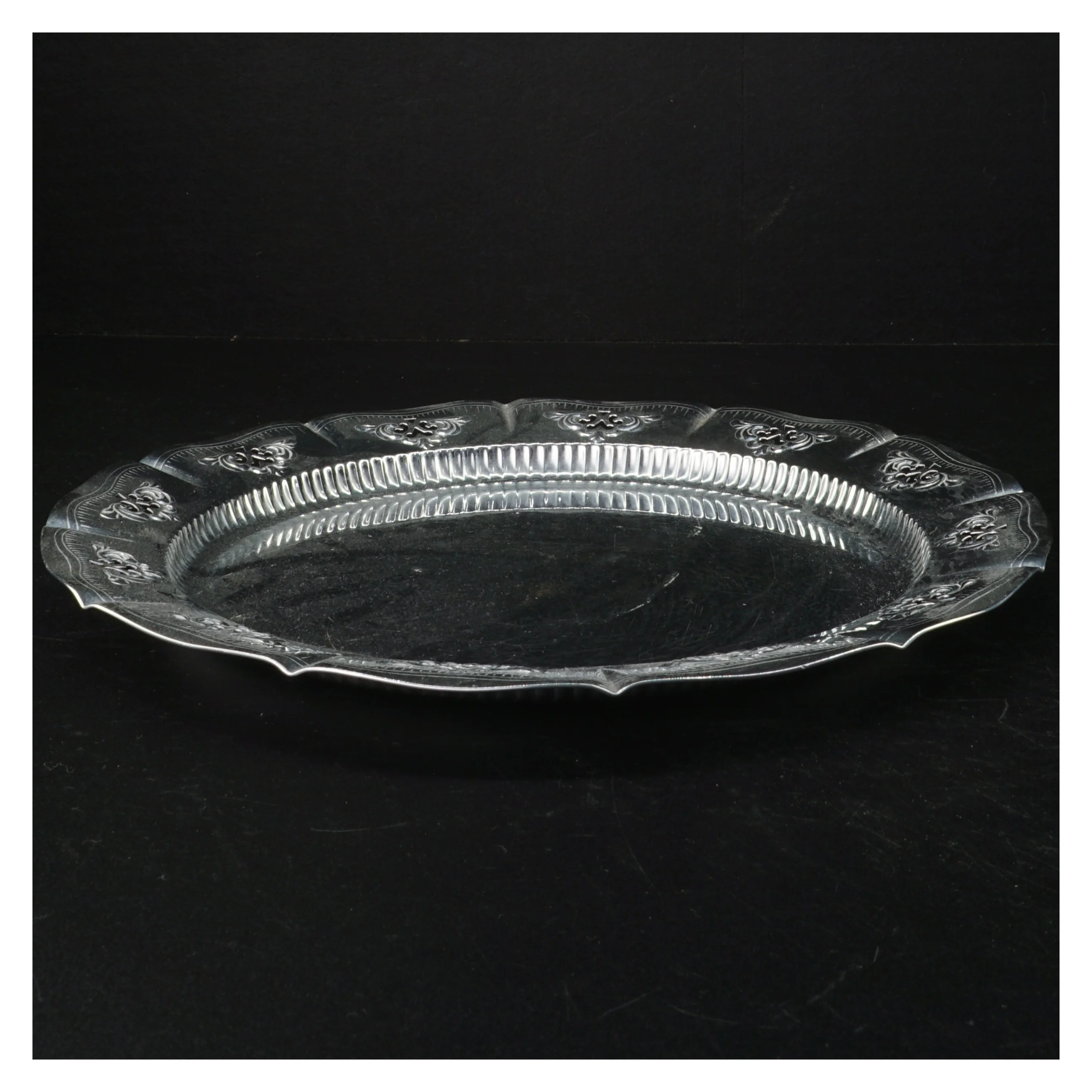 S&oslash;lvfarvet fad med dekorative detaljer (str. &Oslash;. 30 cm)