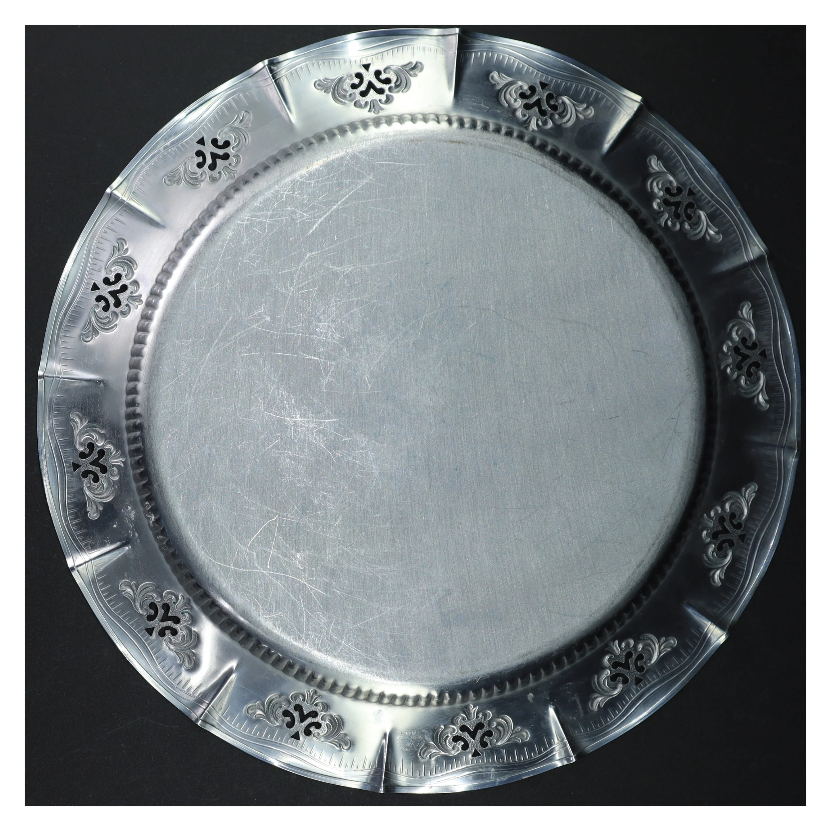 Sølvfarvet fad med dekorative detaljer (str. Ø. 30 cm)