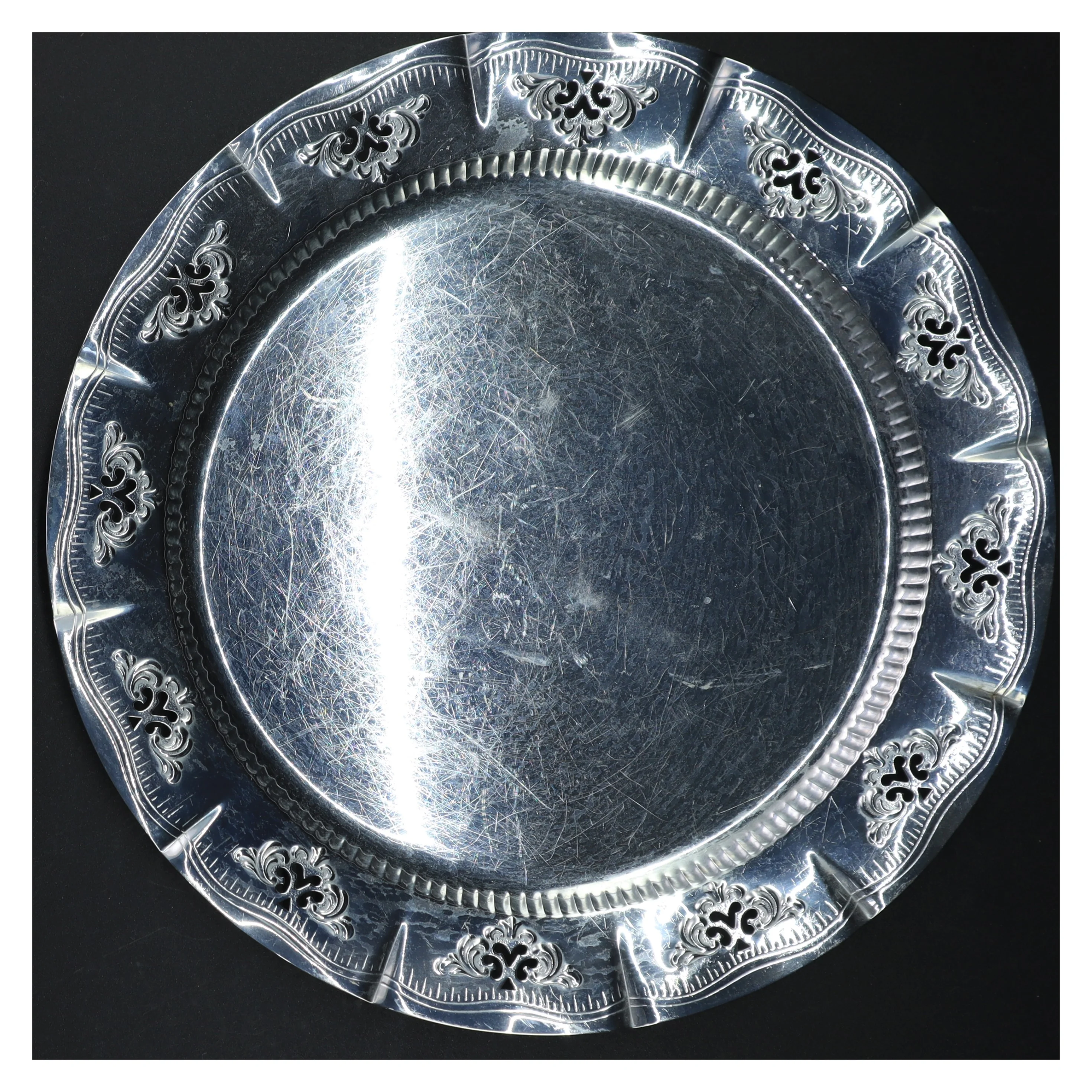 Sølvfarvet fad med dekorative detaljer (str. Ø. 30 cm)