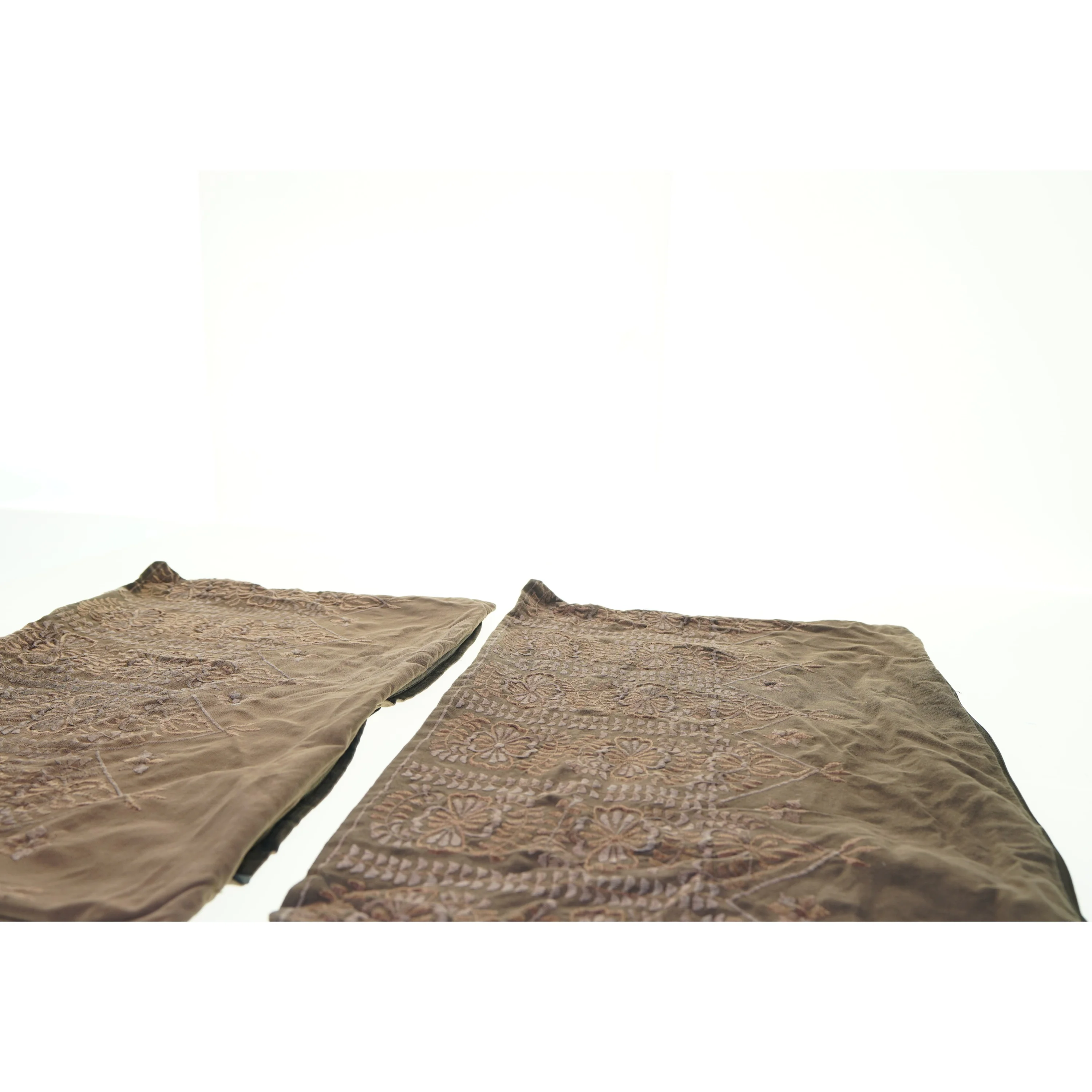 Broderet sengetæppe fra Home (str. 60. x 36 cm)