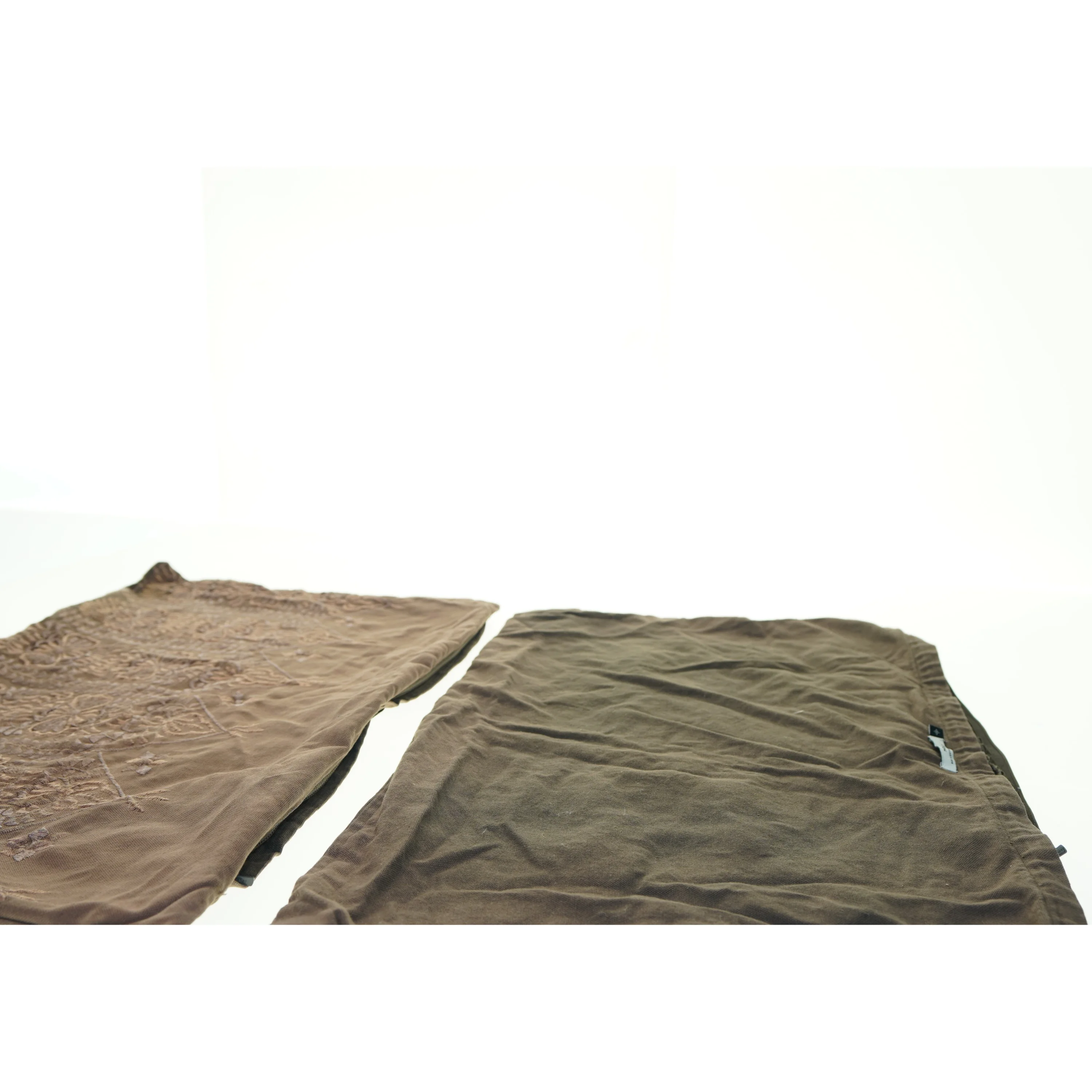 Broderet sengetæppe fra Home (str. 60. x 36 cm)