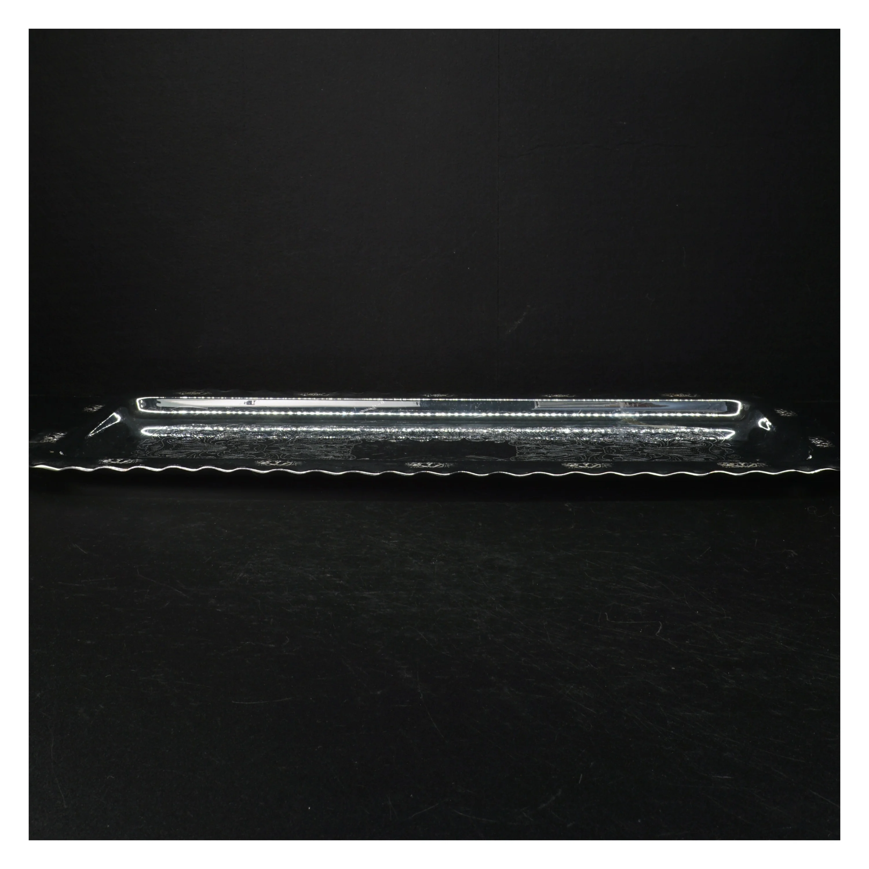 S&oslash;lvfarvet bakke (str. 50 x. 23 cm)