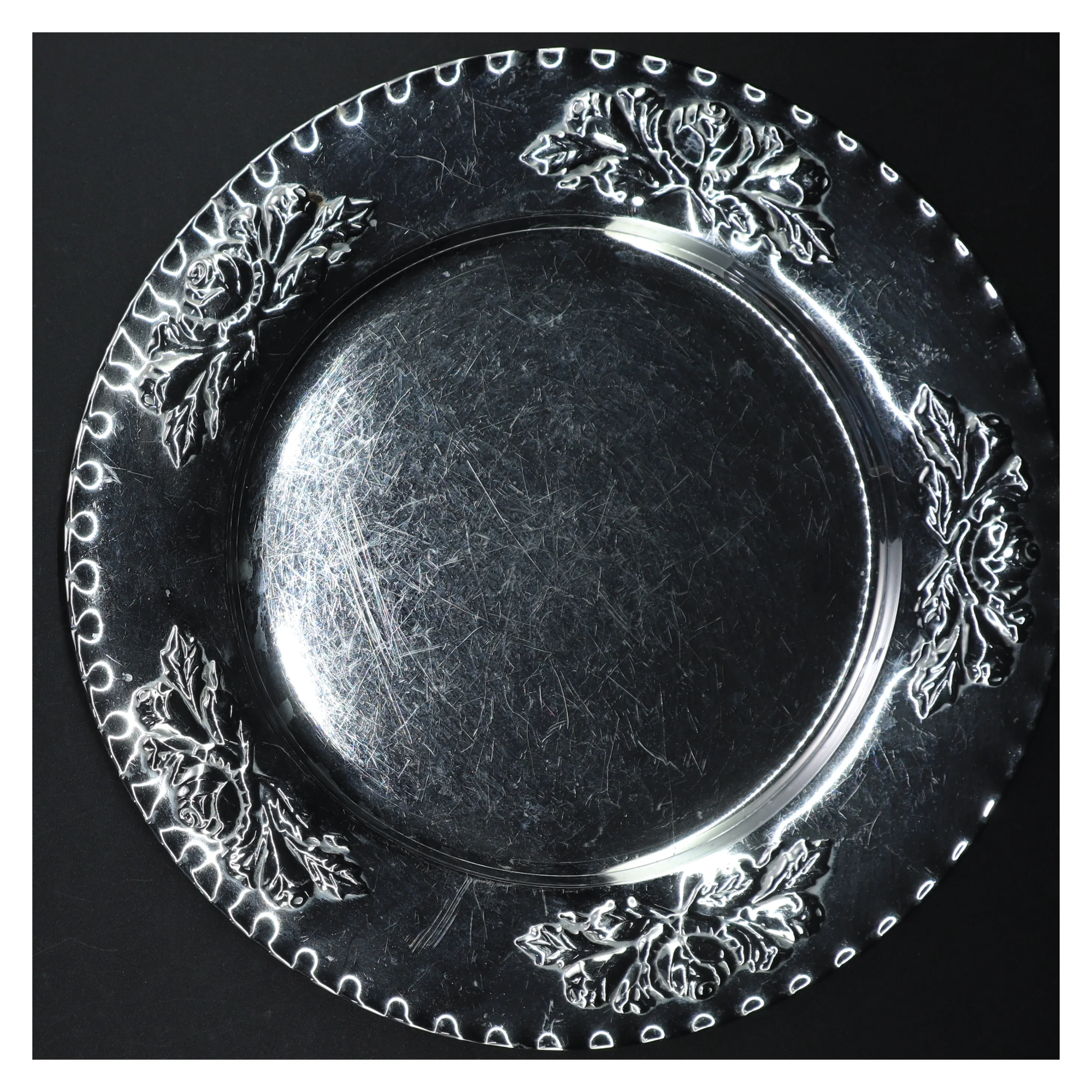 Sølvfarvet serveringsfad med rosendekoration (str. Ø. 30 cm)