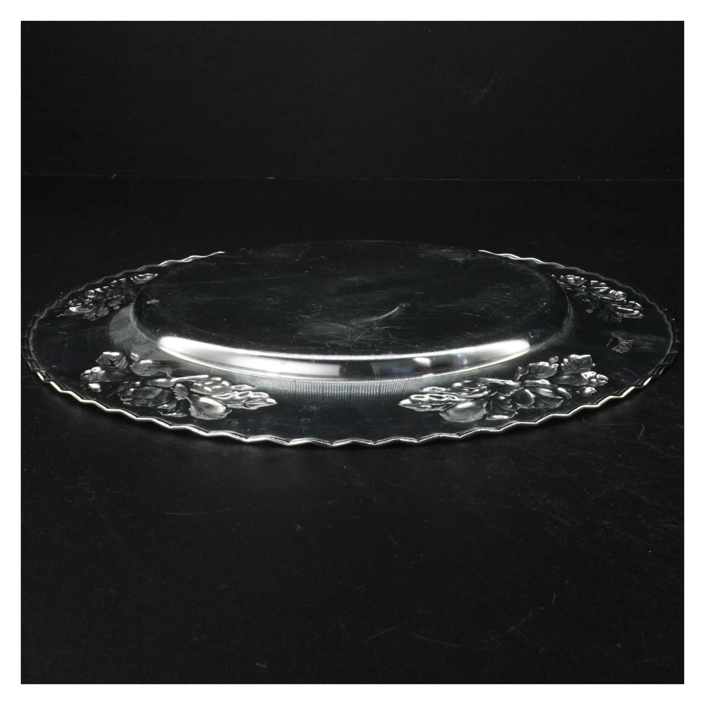 Sølvfarvet serveringsfad med rosendekoration (str. Ø. 30 cm)