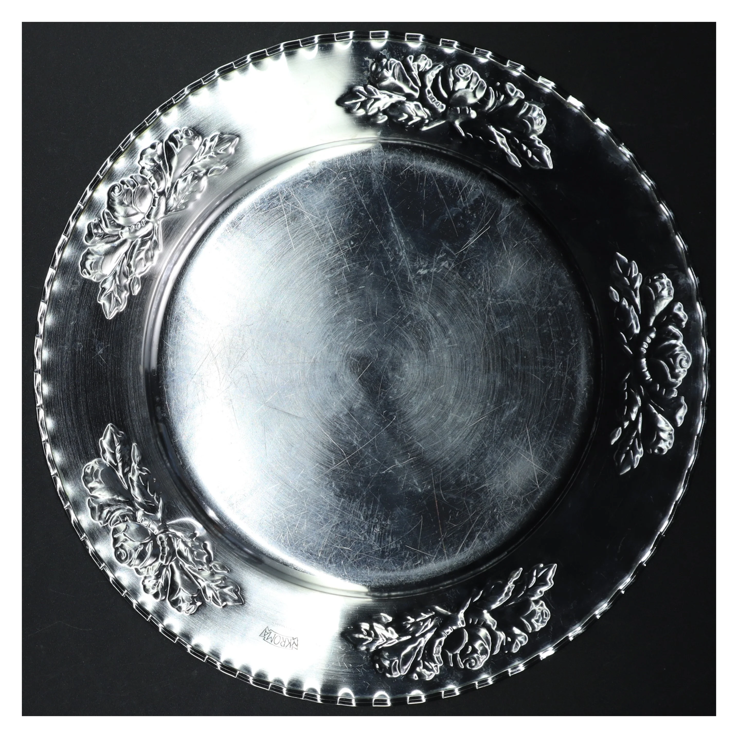 Sølvfarvet serveringsfad med rosendekoration (str. Ø. 30 cm)