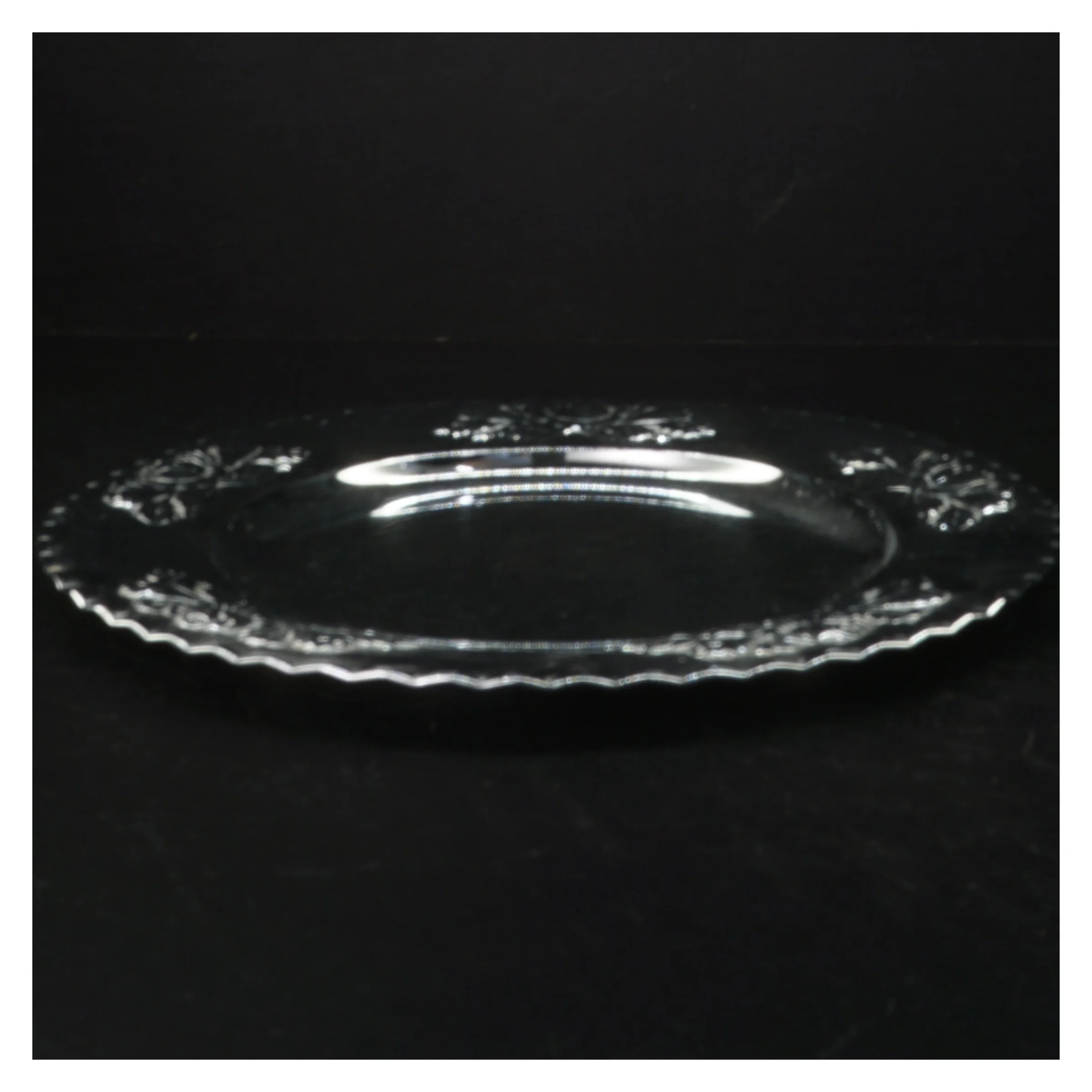 S&oslash;lvfarvet serveringsfad med rosendekoration (str. &Oslash;. 30 cm)