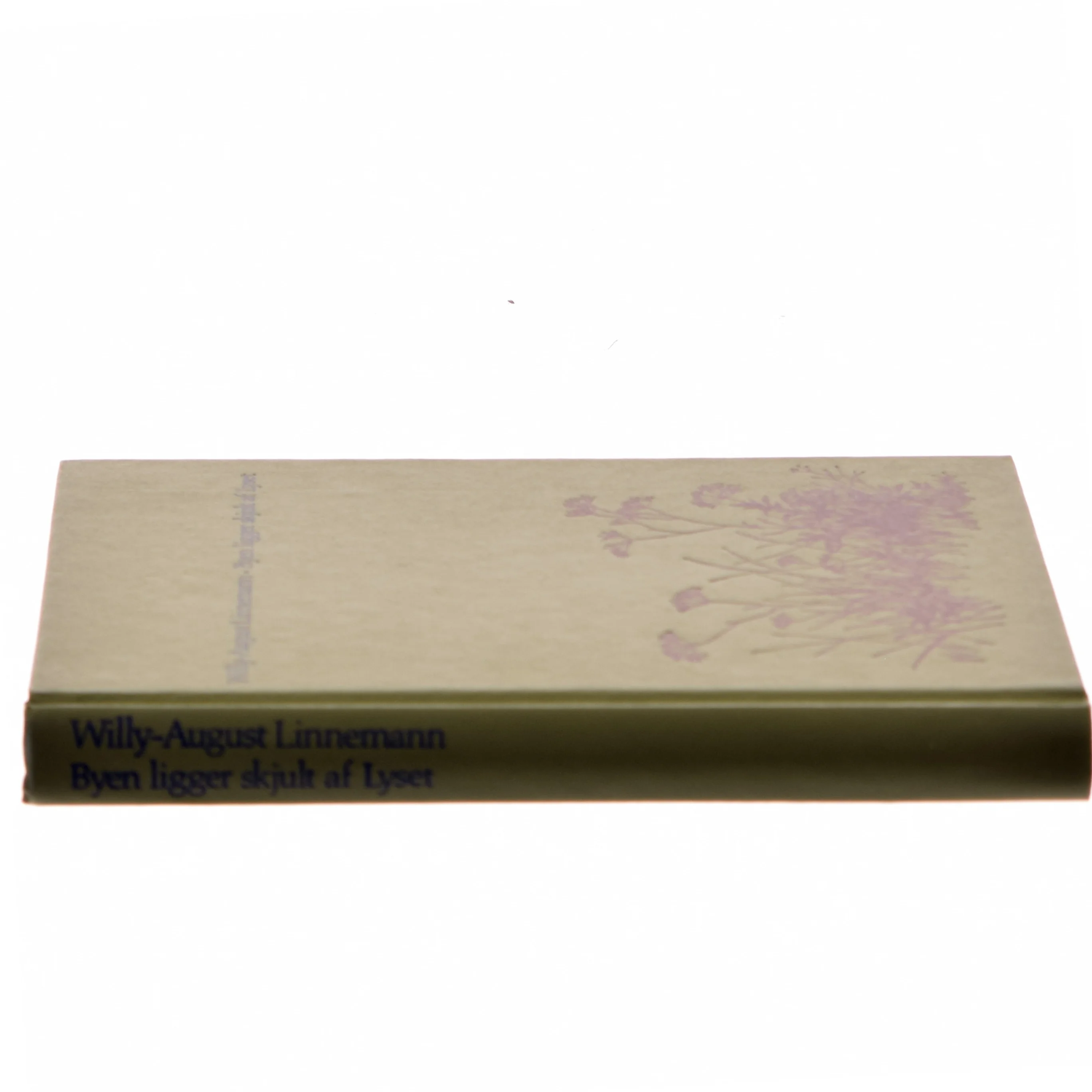 Byen ligger skjult af Lyset af Willy-August Linnemann (Bog)