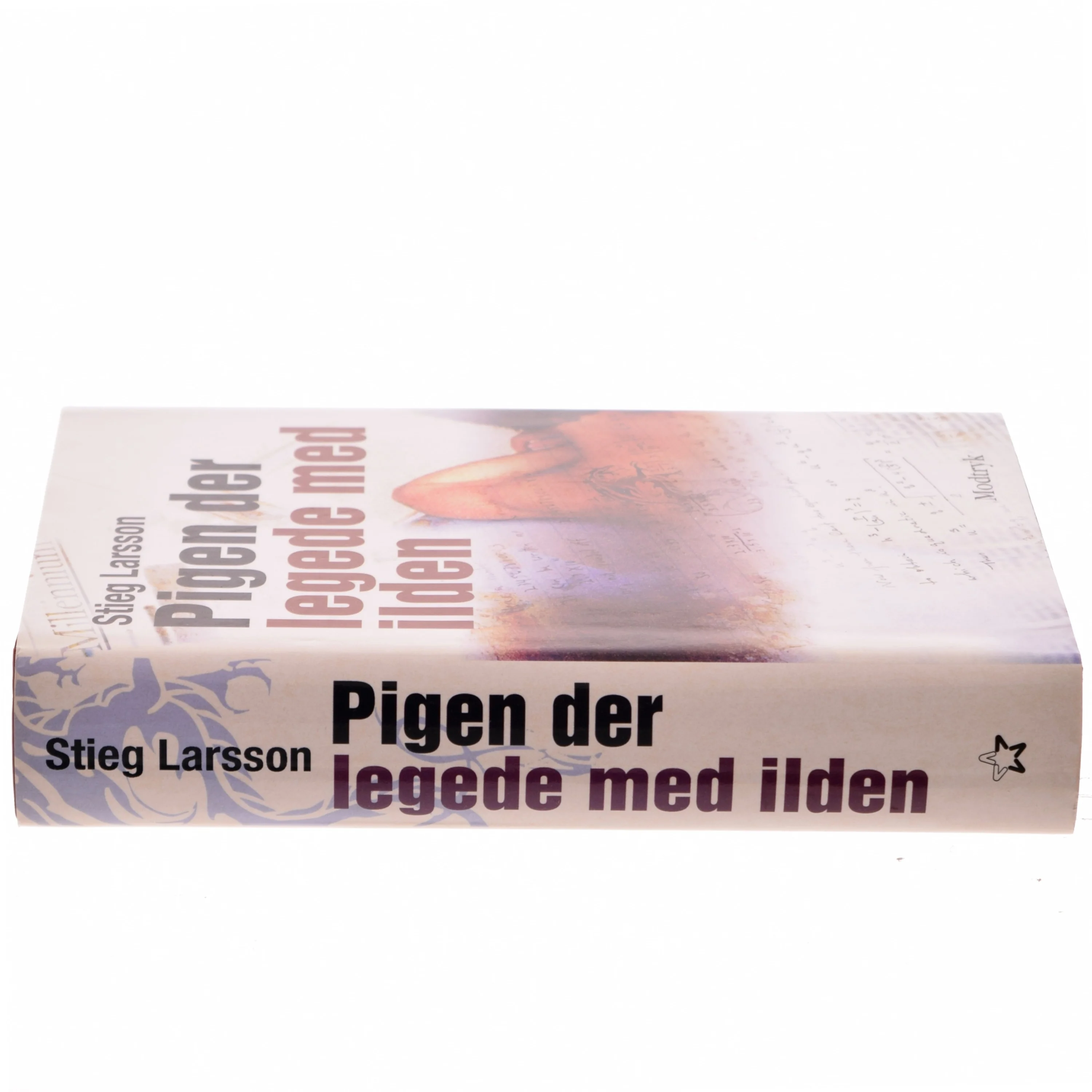 Pigen Der Legede Med Ilden af Larsson, Stieg (Bog)