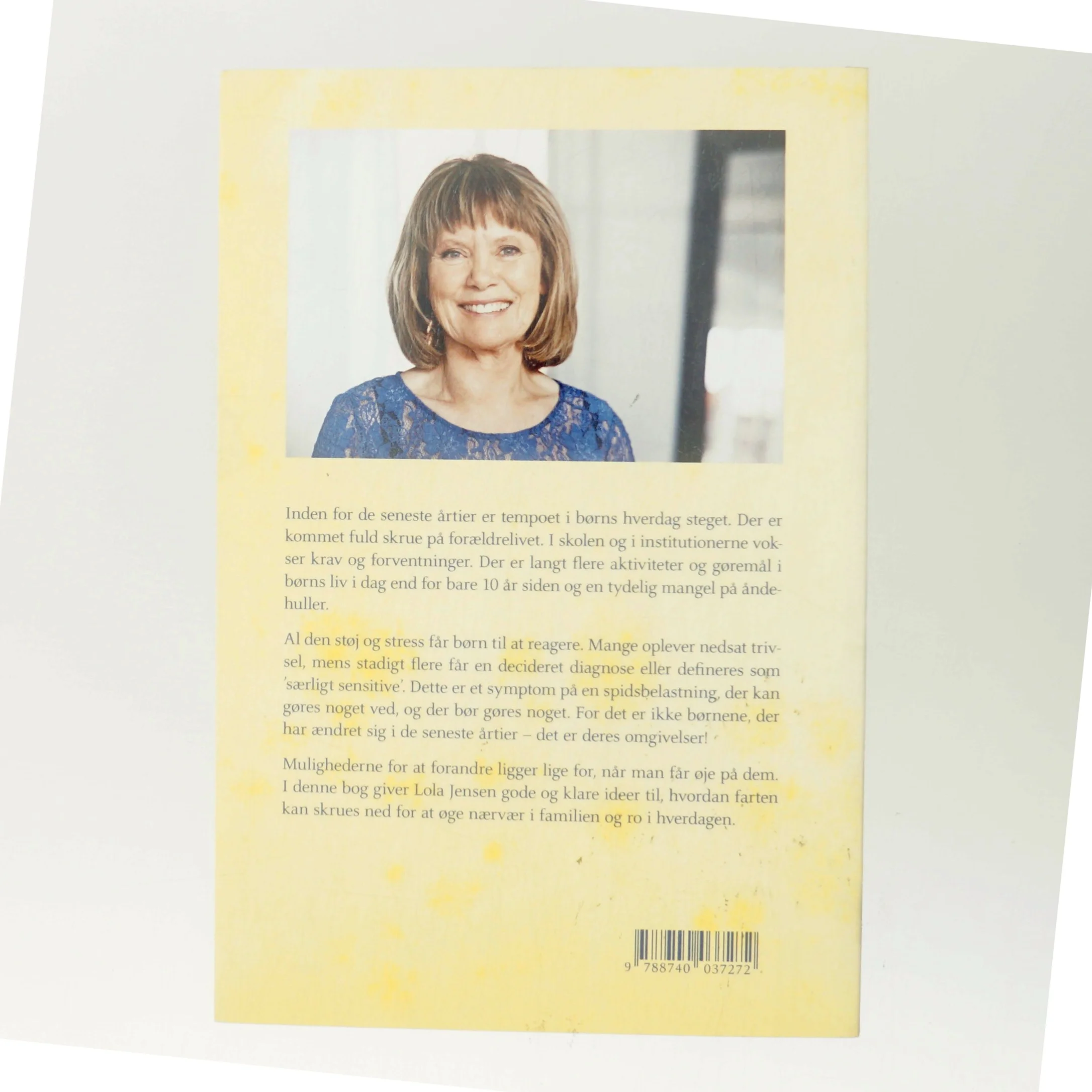 Må vi så få ro! : ideer til mindre støj og flere åndehuller i børns liv af Lola Jensen (f. 1956) (Bog)