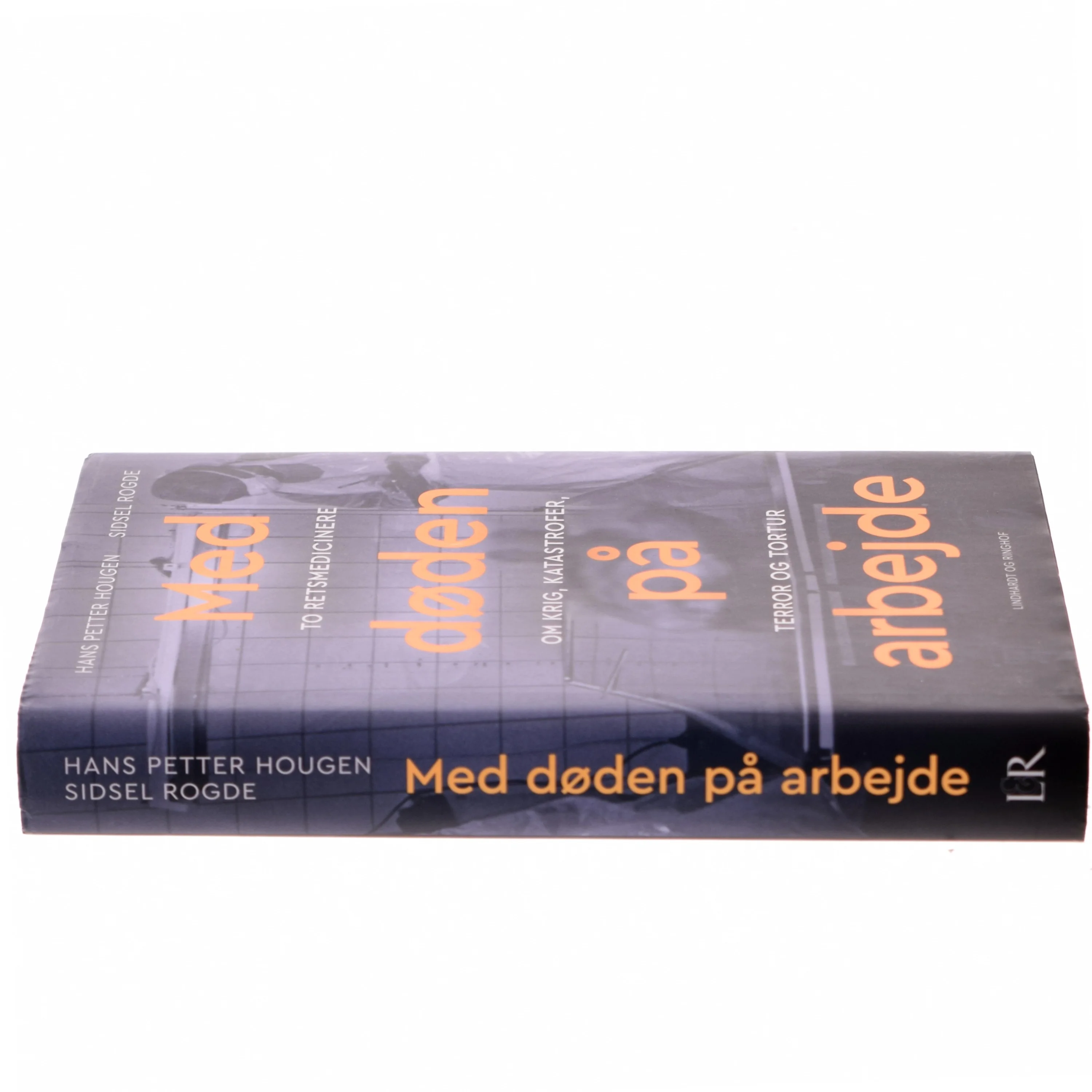 Med døden på arbejde : to retsmedicinere om krig, katastrofer, terror og tortur af Hans Petter Hougen (Bog)