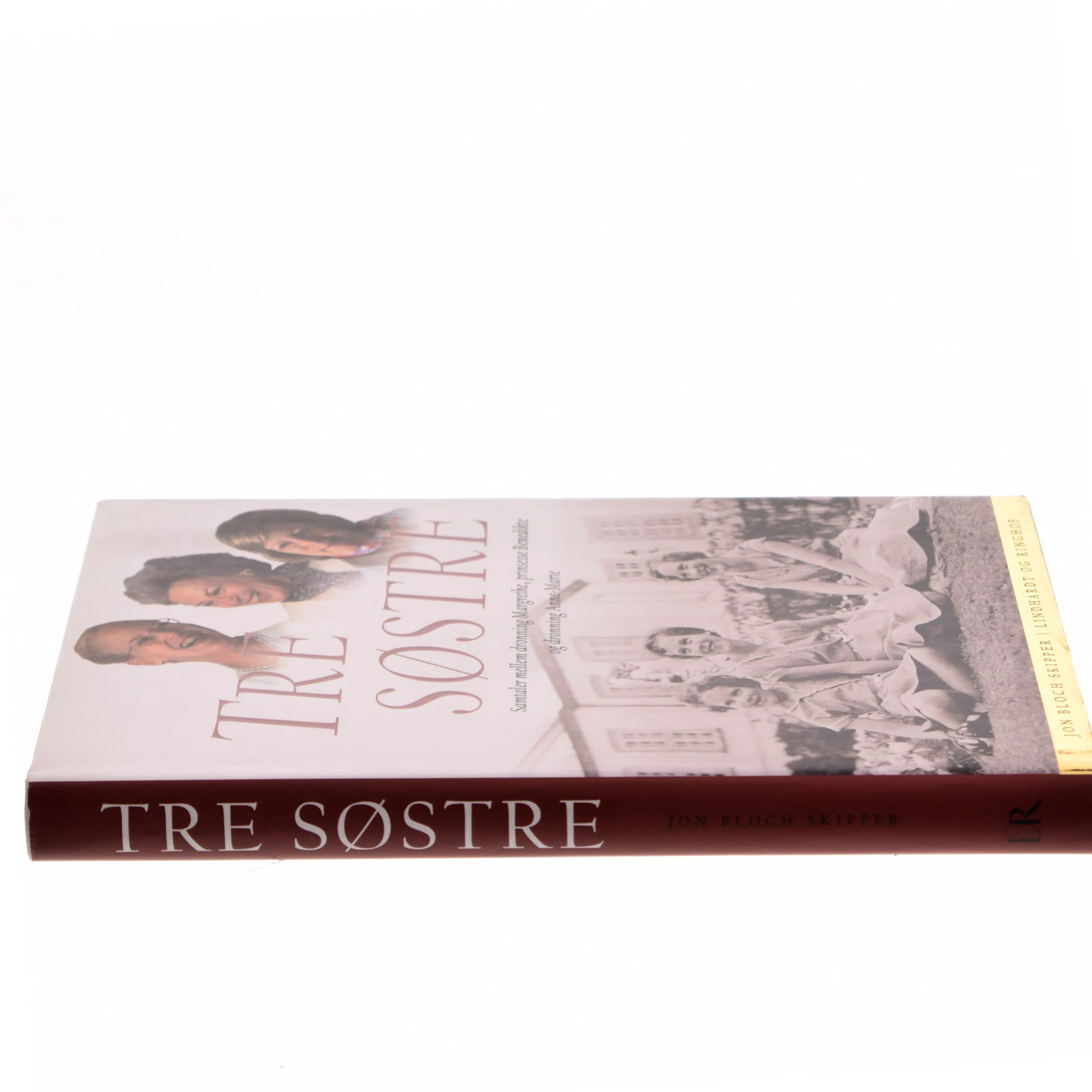 Tre søstre : samtaler mellem dronning Margrethe, prinsesse Benedikte og dronning Anne-Marie af Jon Bloch Skipper (Bog)