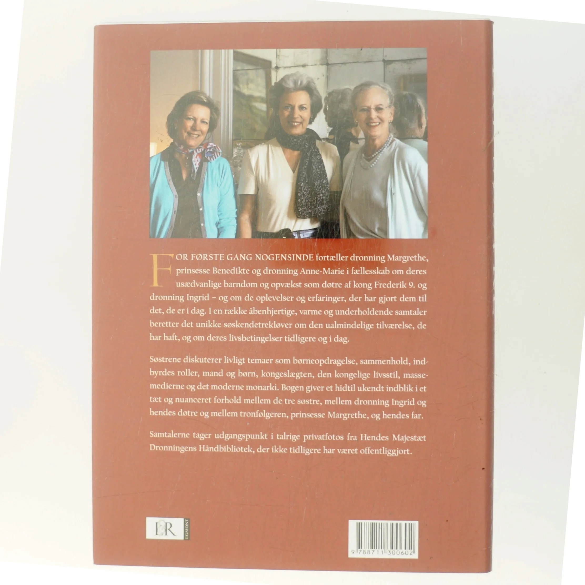 Tre søstre : samtaler mellem dronning Margrethe, prinsesse Benedikte og dronning Anne-Marie af Jon Bloch Skipper (Bog)