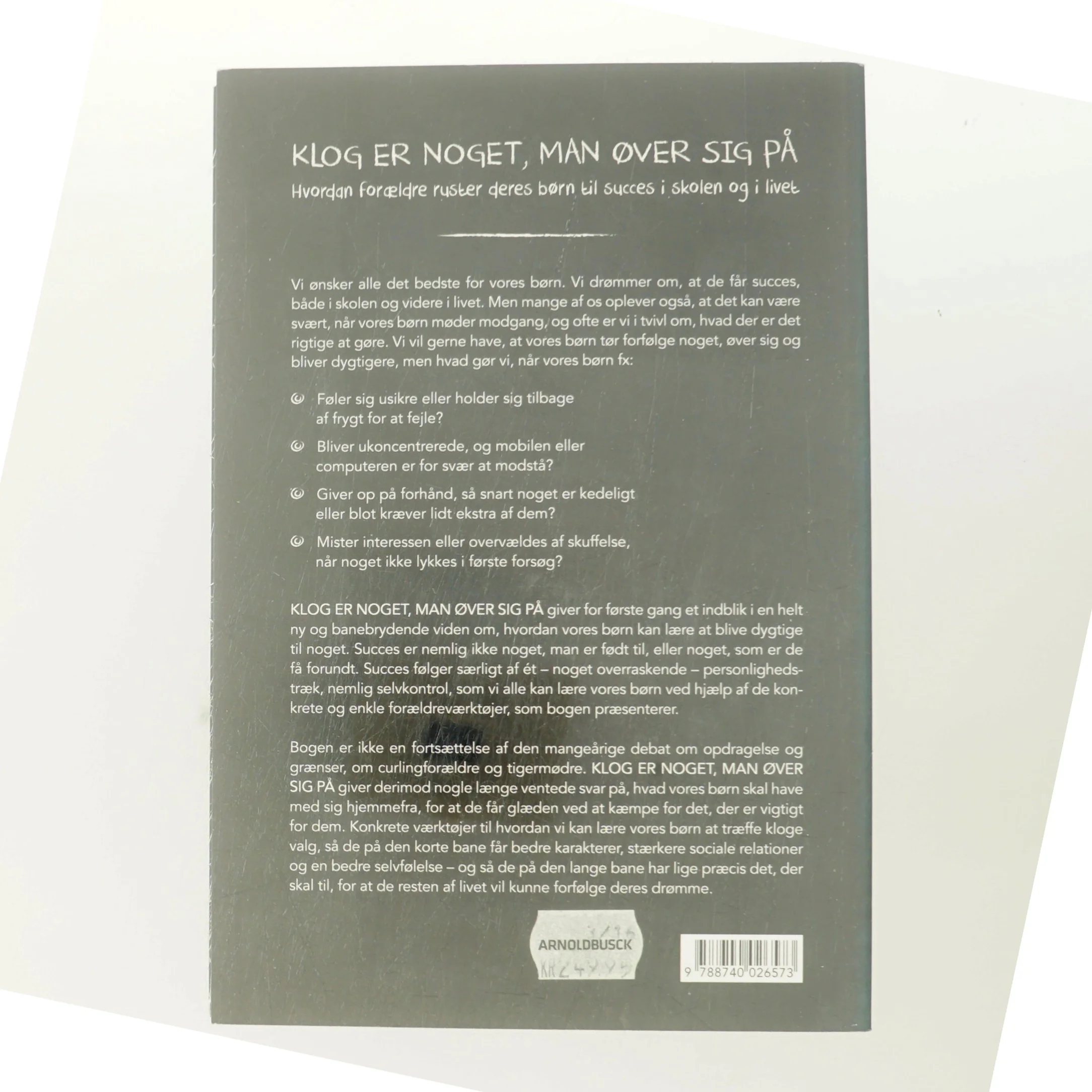 Klog er noget man øver sig på : Hvordan forældre ruster deres børn til succes i skolen og livet af Sofie Münster (Bog)