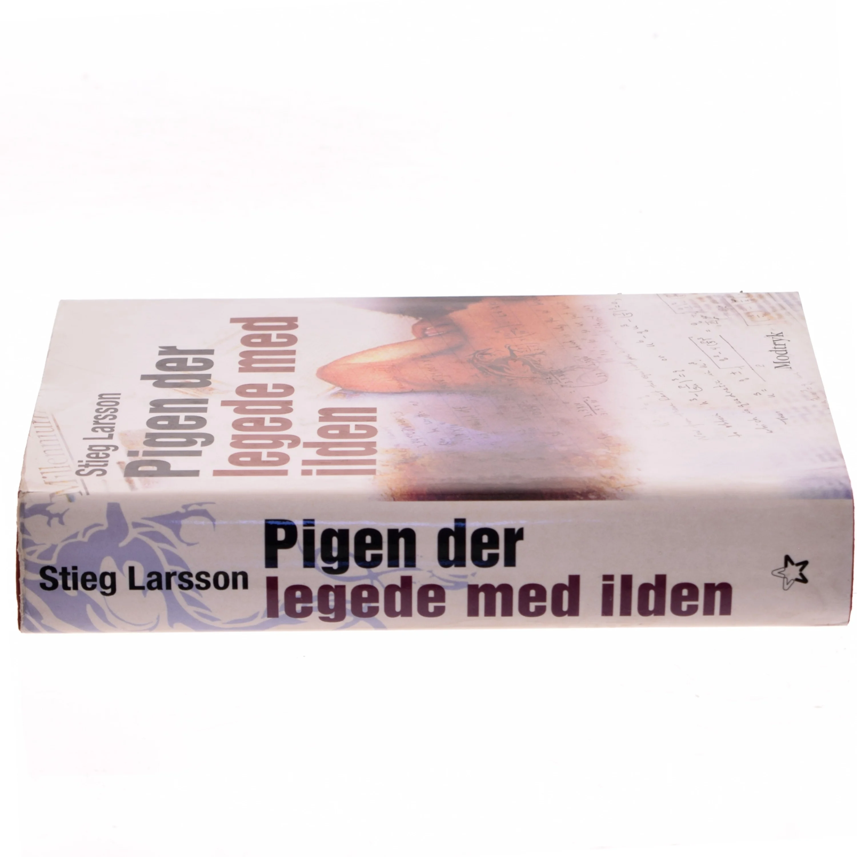 Pigen Der Legede Med Ilden af Larsson, Stieg (Bog)