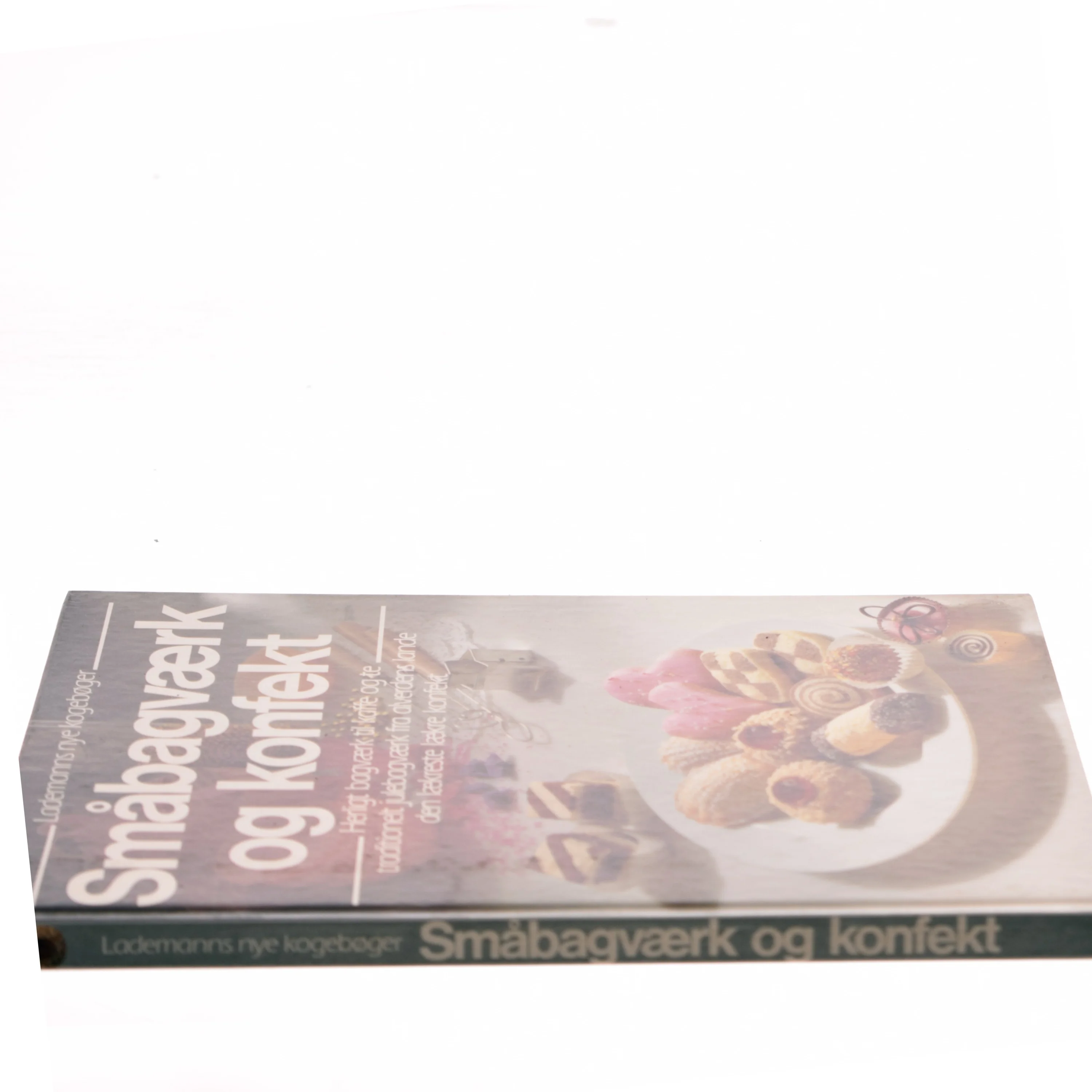 Småbagværk og konfekt af Udvalgt af Annette Wolter (Bog)