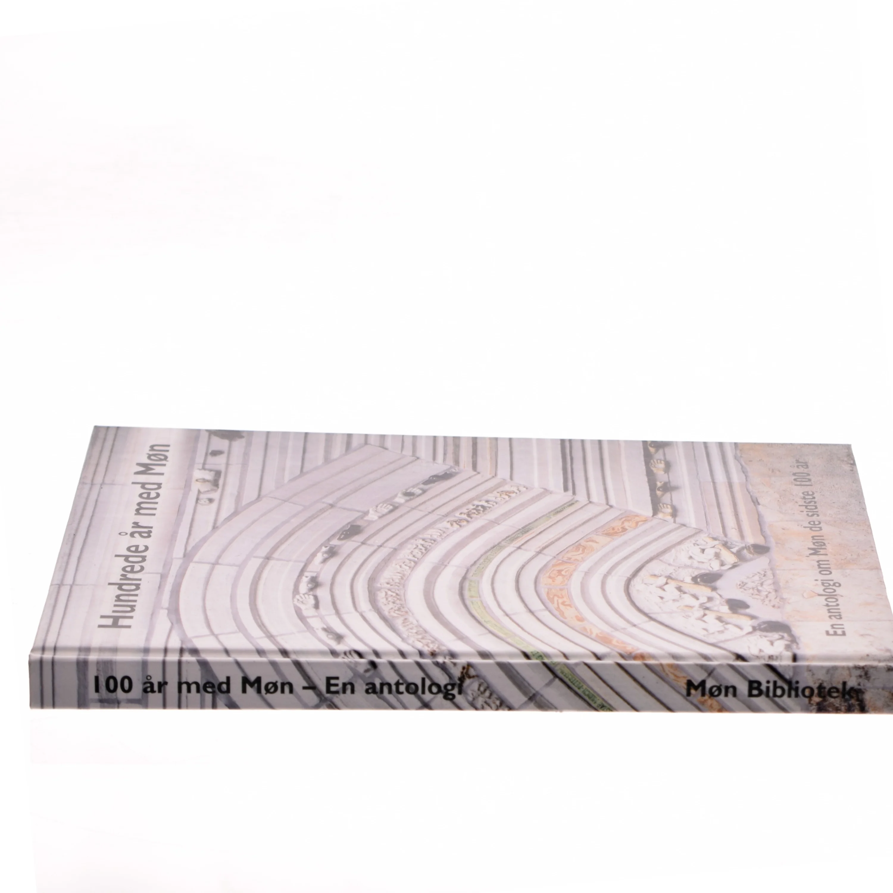 Hundrede år med Møn af <Bog ikke angivet> (Bog)