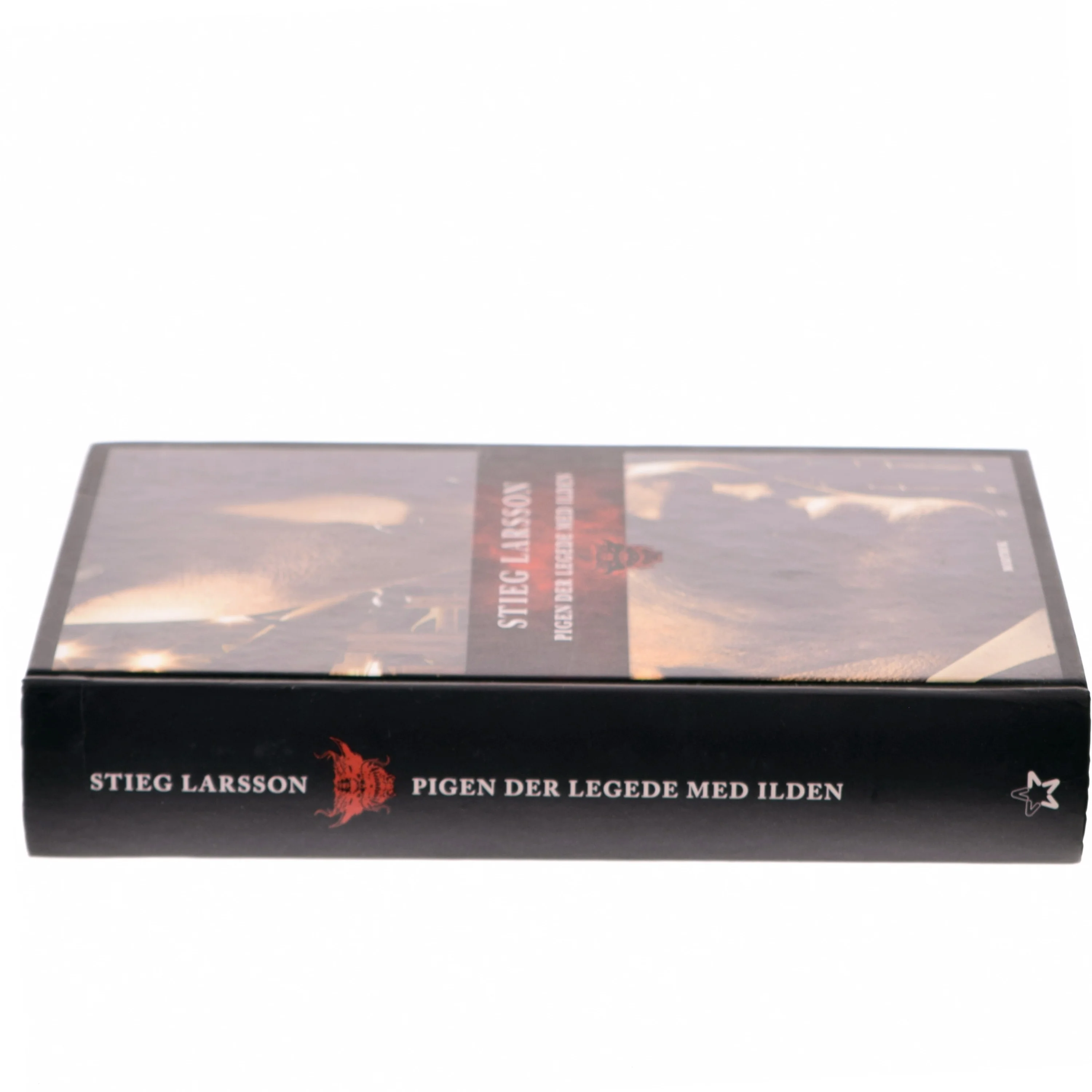 Pigen der legede med ilden af Stieg Larsson (Bog)