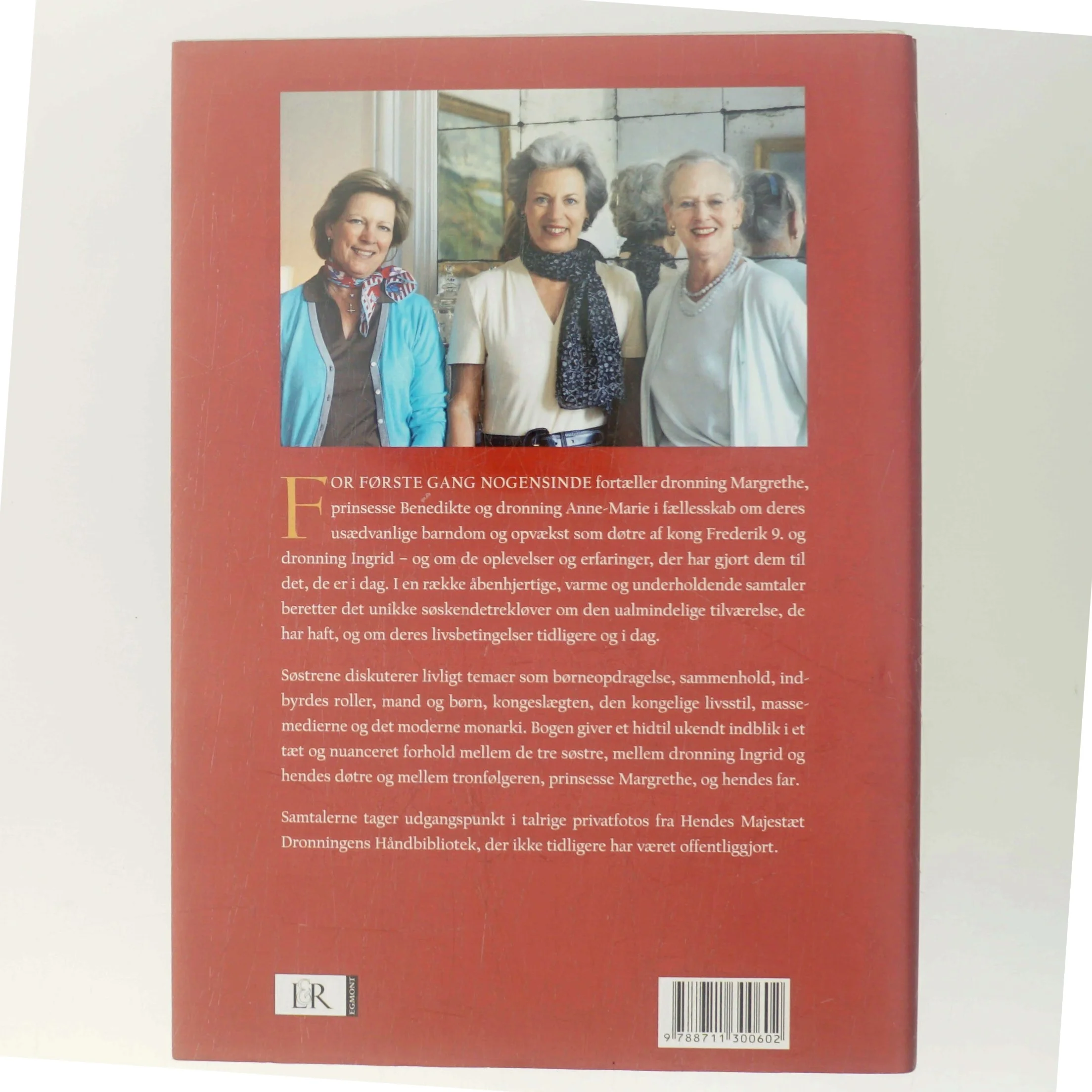 Tre søstre : samtaler mellem dronning Margrethe, prinsesse Benedikte og dronning Anne-Marie af Jon Bloch Skipper (Bog)