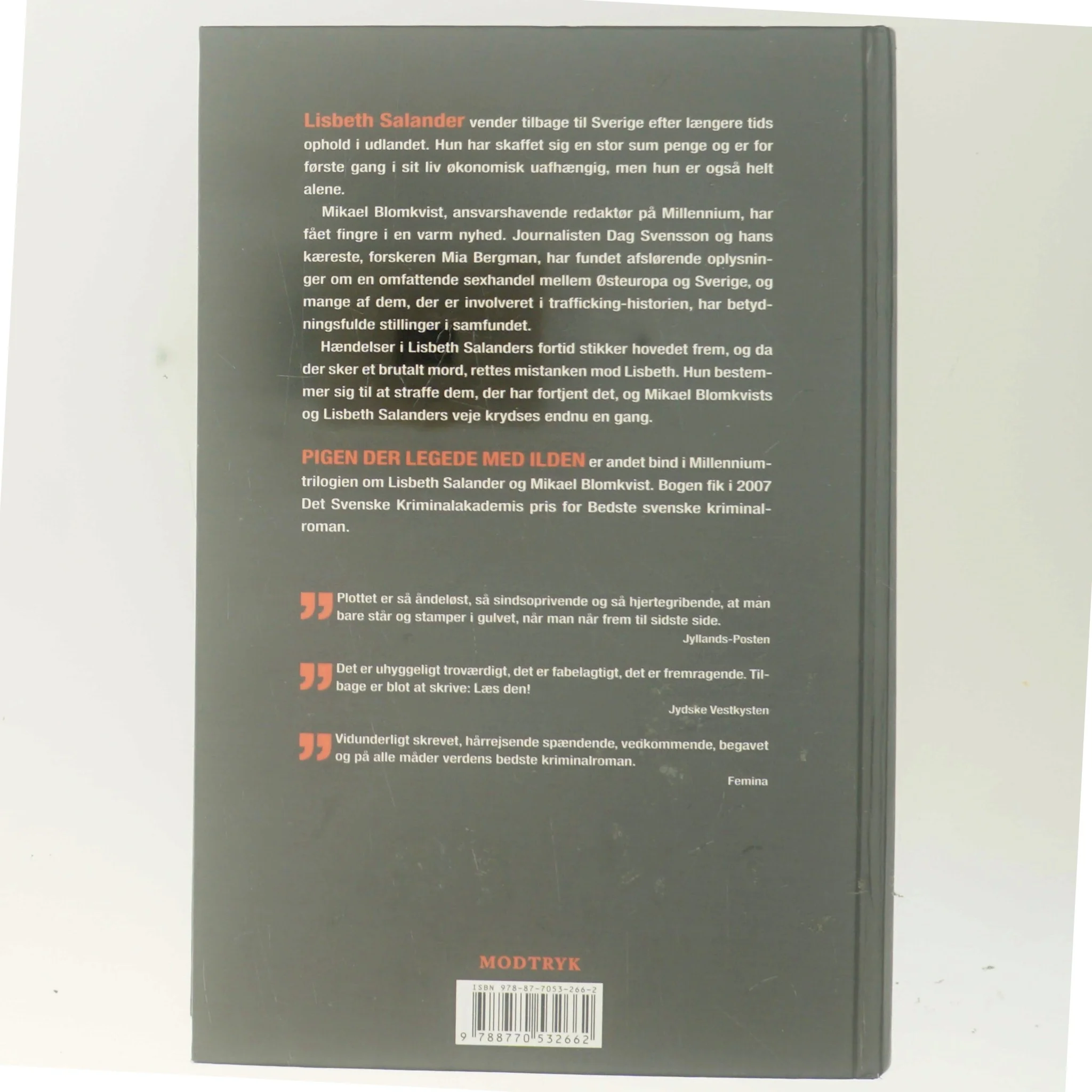 Pigen der legede med ilden af Stieg Larsson (Bog)