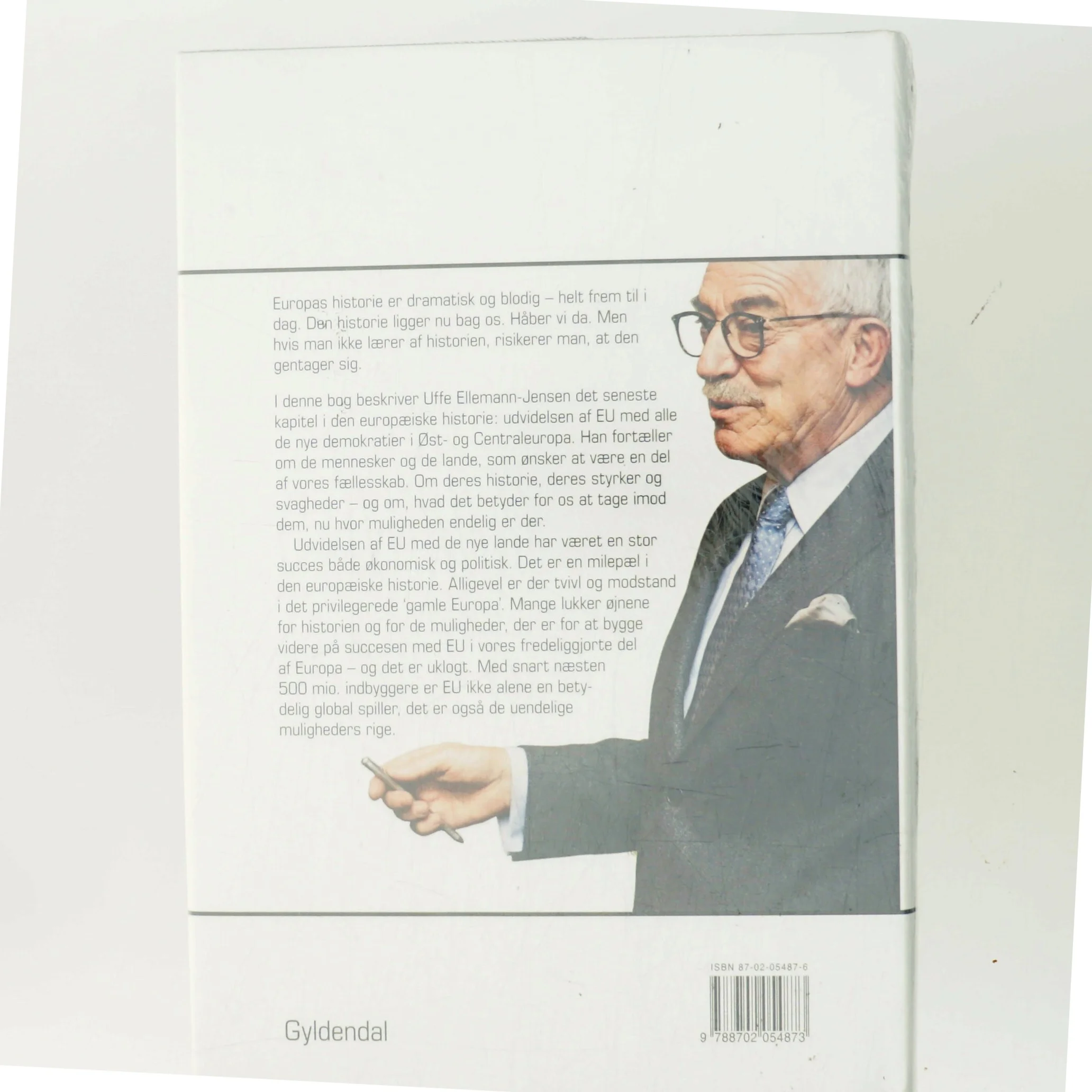 Det lysner i øst : vejen til et helt Europa af Uffe Ellemann-Jensen (Bog)