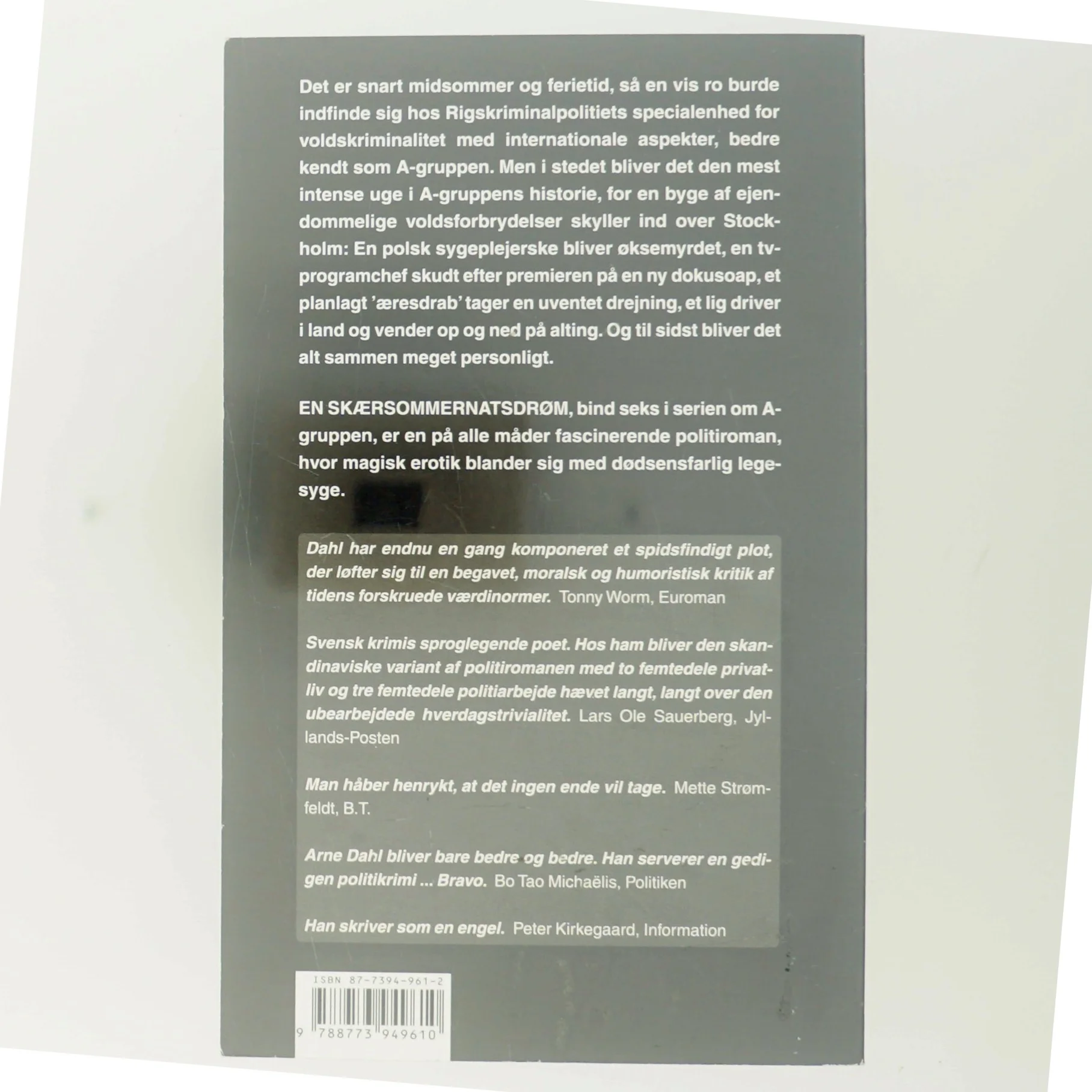 En skærsommernatsdrøm : kriminalroman af Arne Dahl (f. 1963) (Bog)