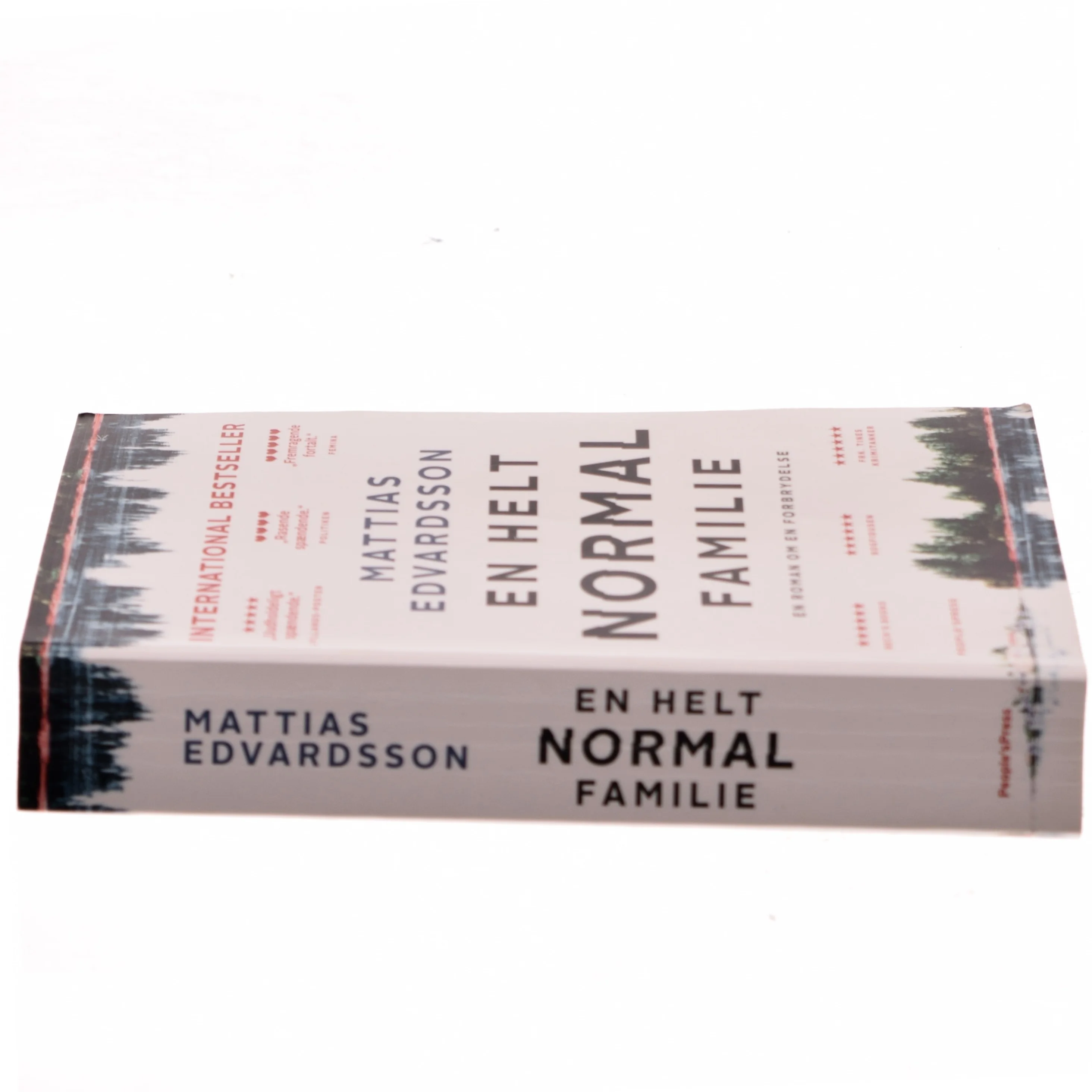 En helt normal familie : en roman om en forbrydelse af Mattias Edvardsson (f. 1977) (Bog)