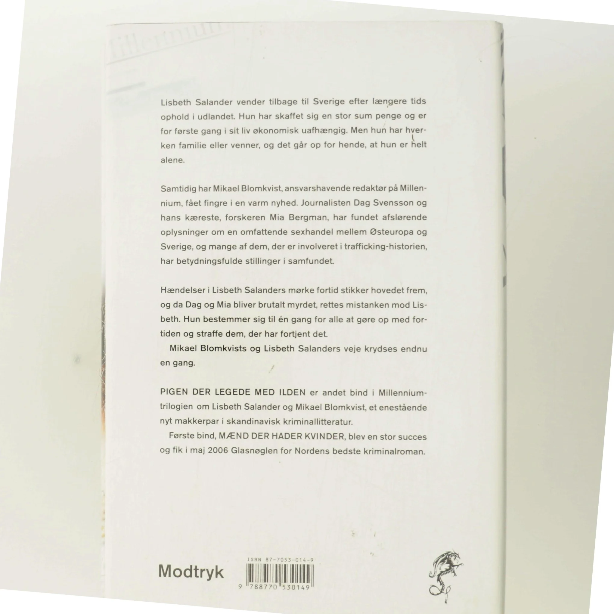 Pigen der legede med ilden af Stieg Larsson (Bog)