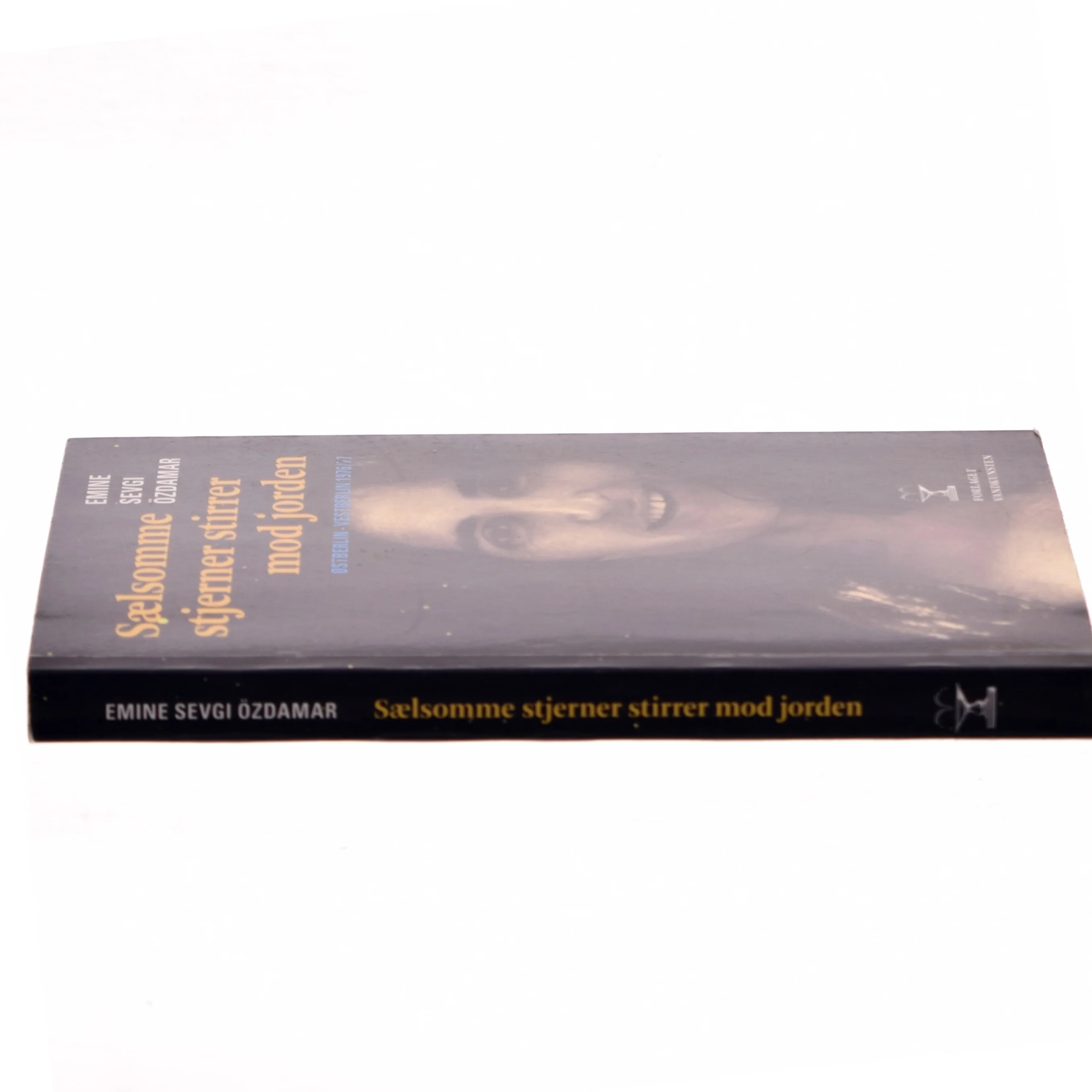 Sælsomme stjerner stirrer mod jorden : Østberlin - Vestberlin 1976-77 af Emine Sevgi Özdamar (Bog)