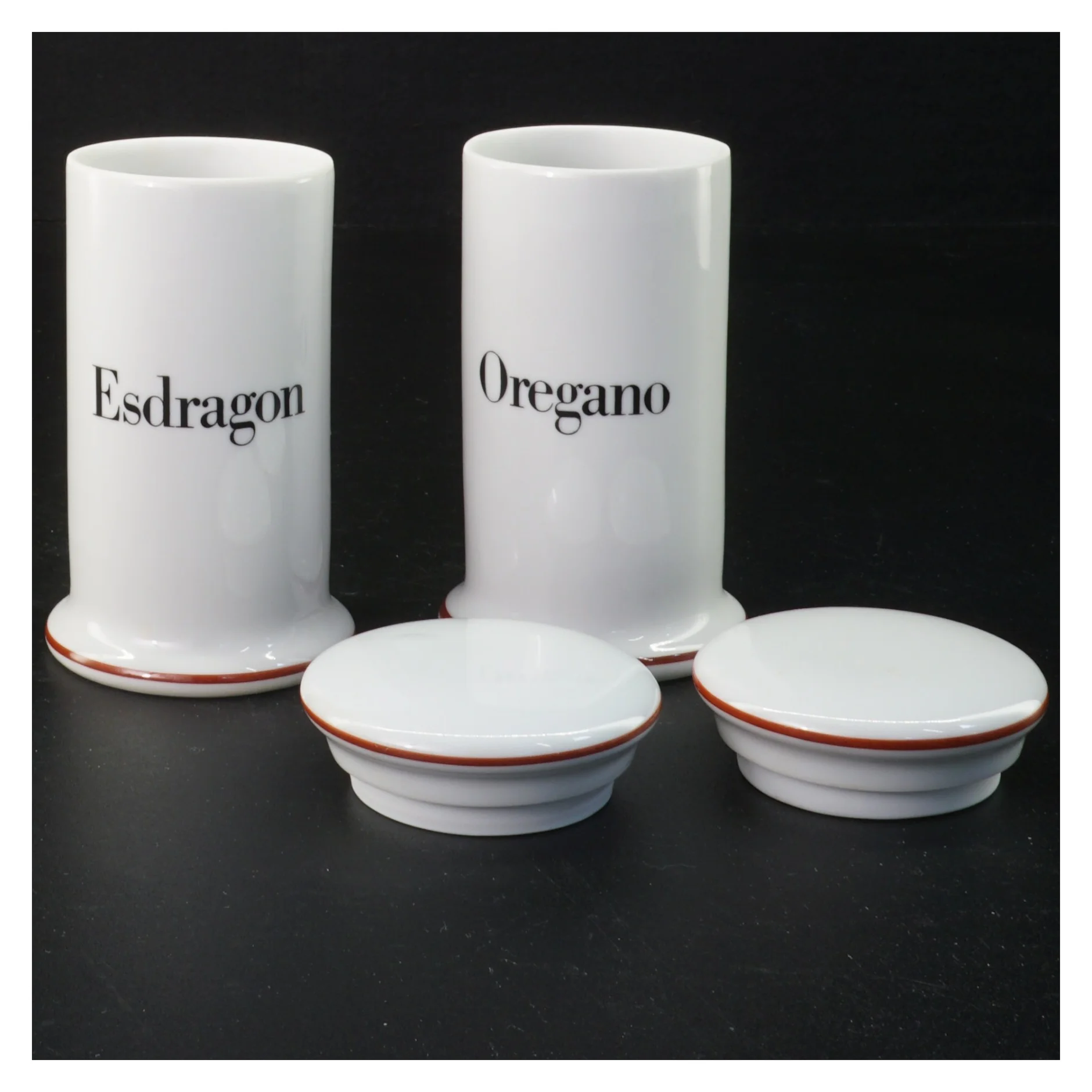 Hvide porcelænkrukker til krydderier fra Bing & Grøndahl (str. 11 x Ø5 cm)