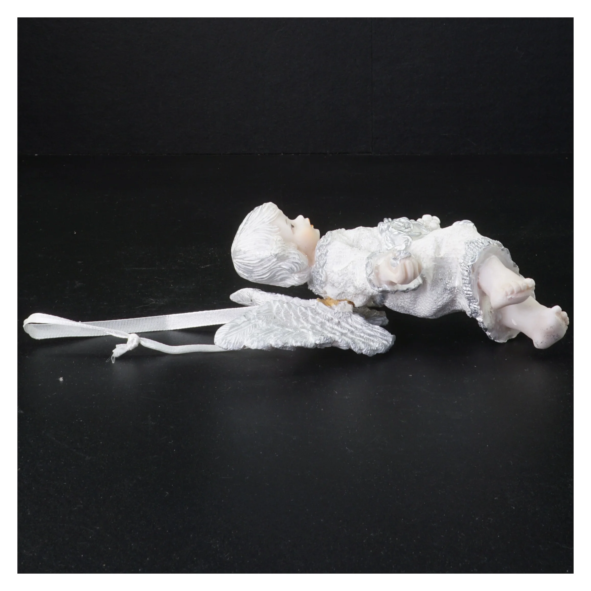 Englefigur til ophæng (str. 16 x 12 x 7 cm)