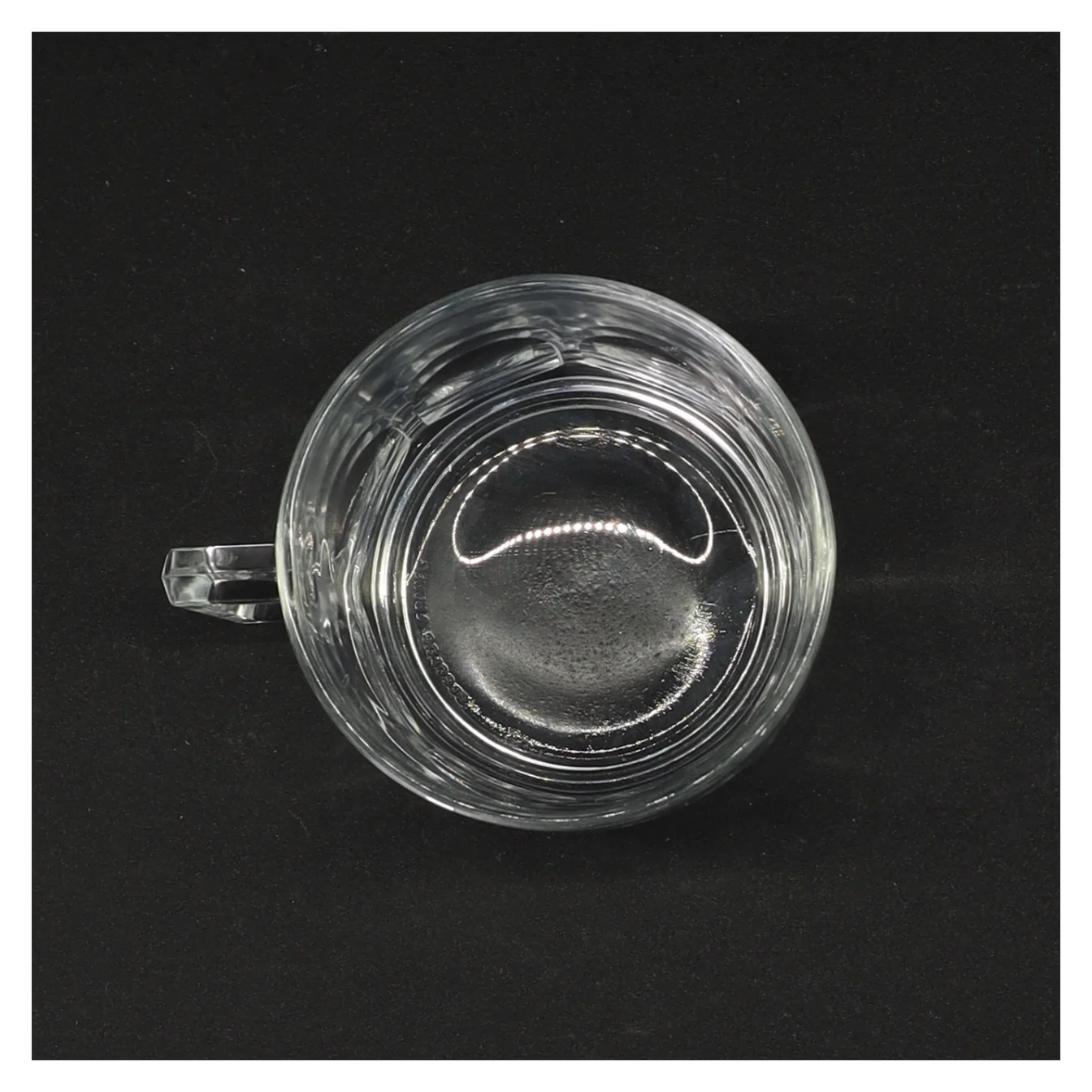 Gennemsigtig glaskrus (str. 7 x ø 8 cm)