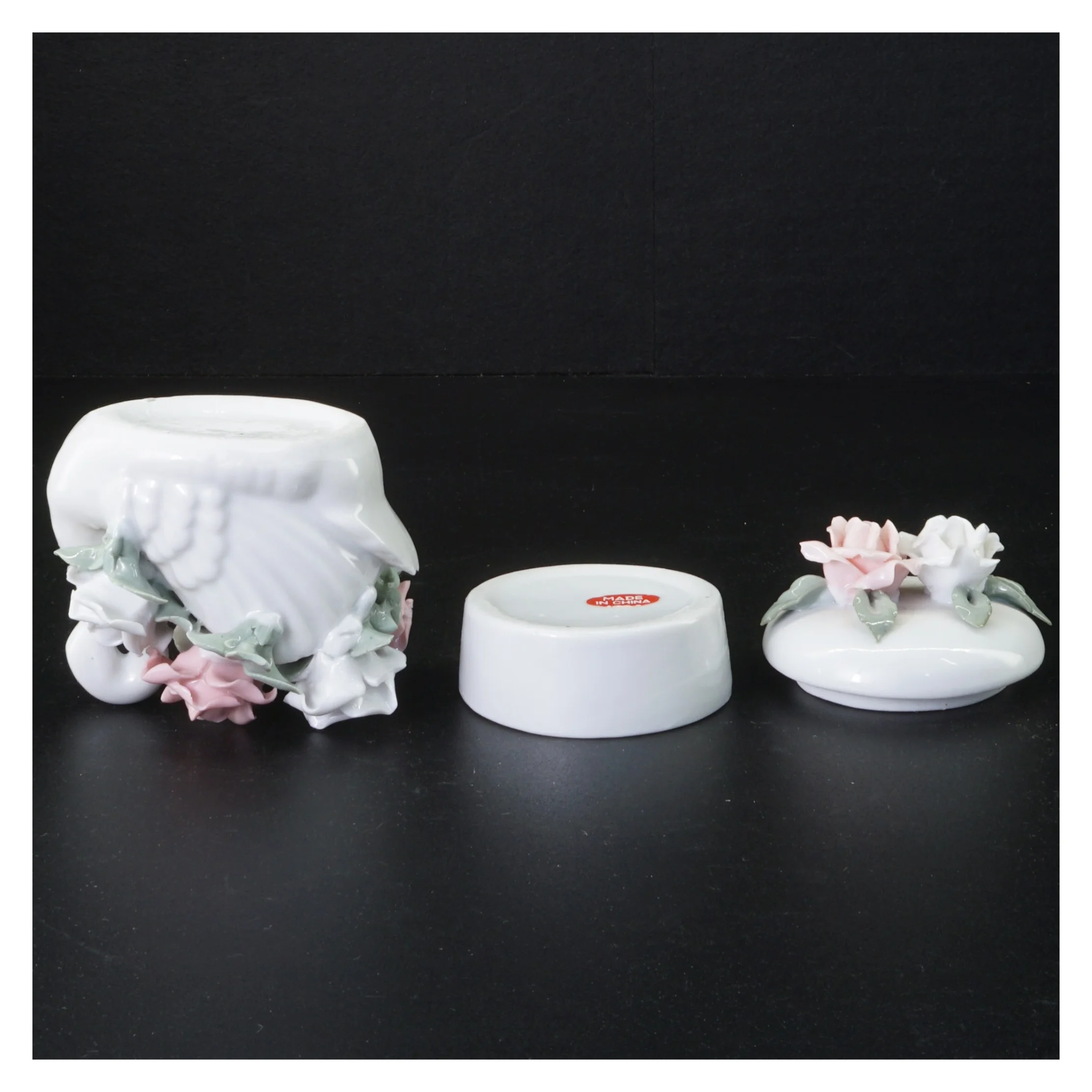 Porcelænssvane med blomsterdekoration og krukke (str. Svane 9 x 8 x 8 cm krukke 7 x 6 cm)