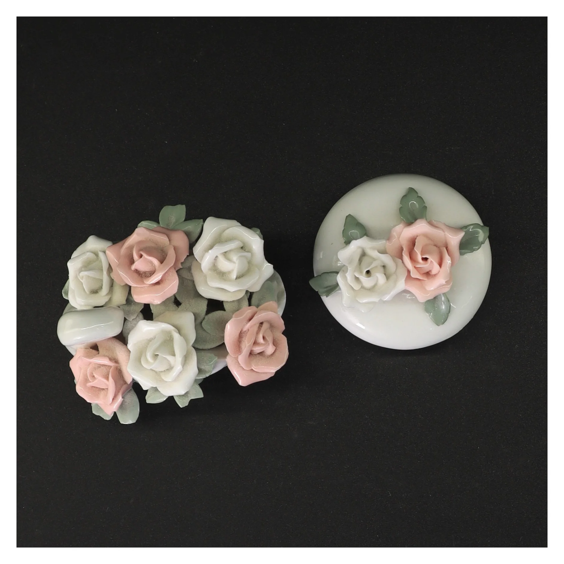 Porcelænssvane med blomsterdekoration og krukke (str. Svane 9 x 8 x 8 cm krukke 7 x 6 cm)