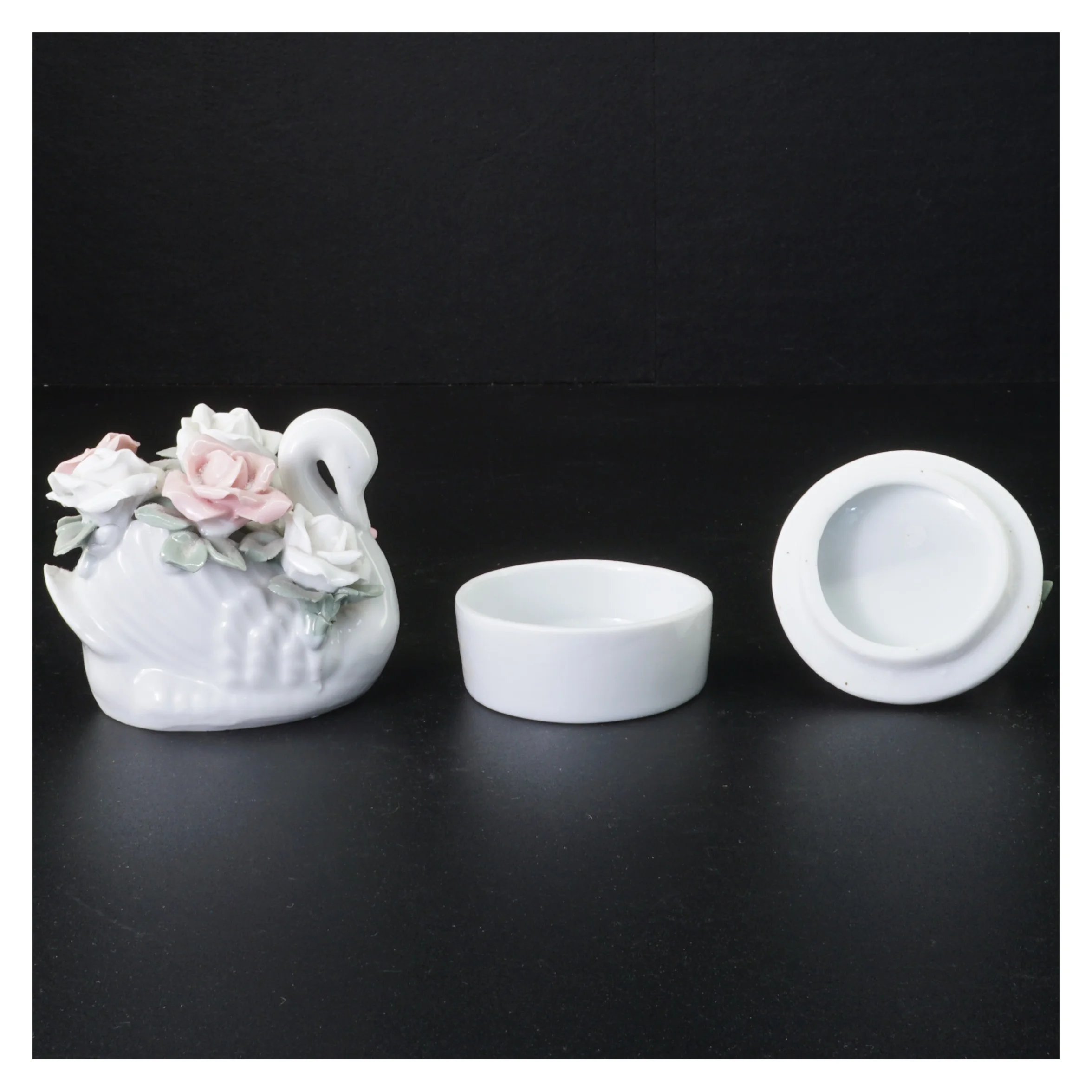 Porcelænssvane med blomsterdekoration og krukke (str. Svane 9 x 8 x 8 cm krukke 7 x 6 cm)