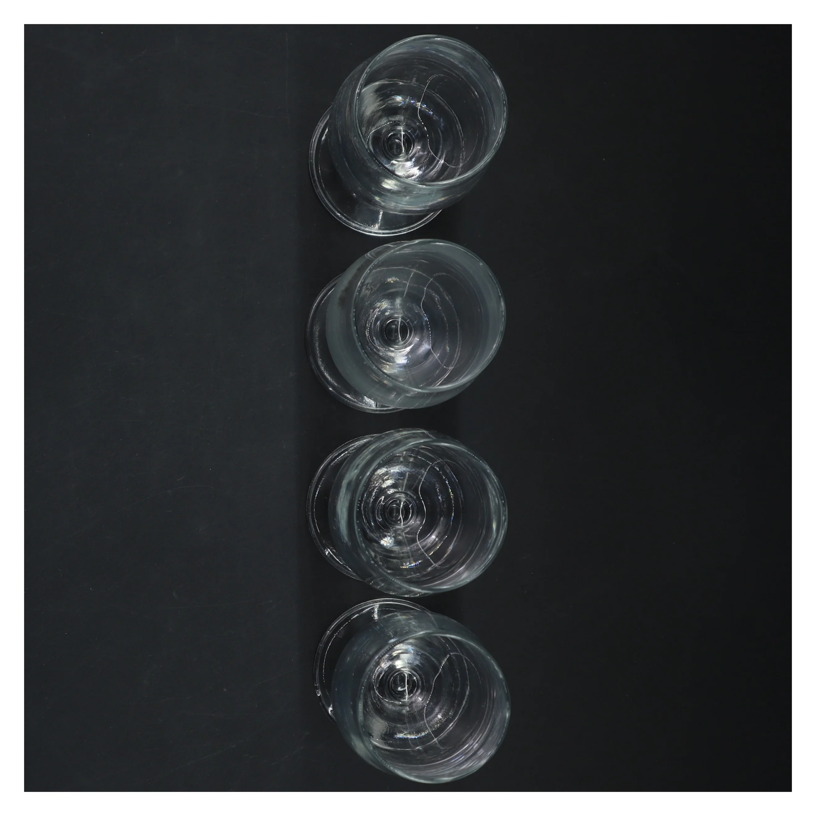 Sæt af fire glas (str. 14 cm)