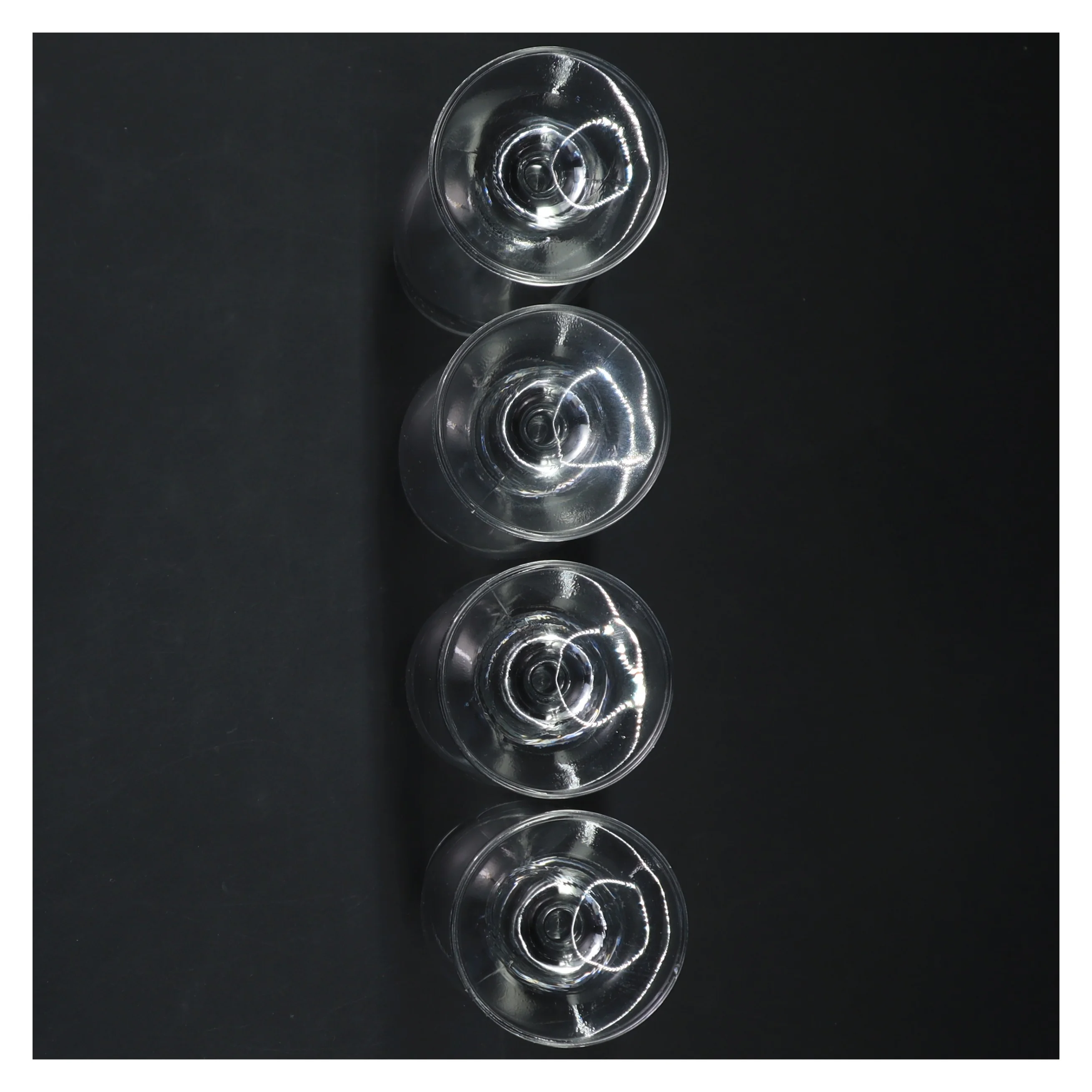 Sæt af fire glas (str. 14 cm)