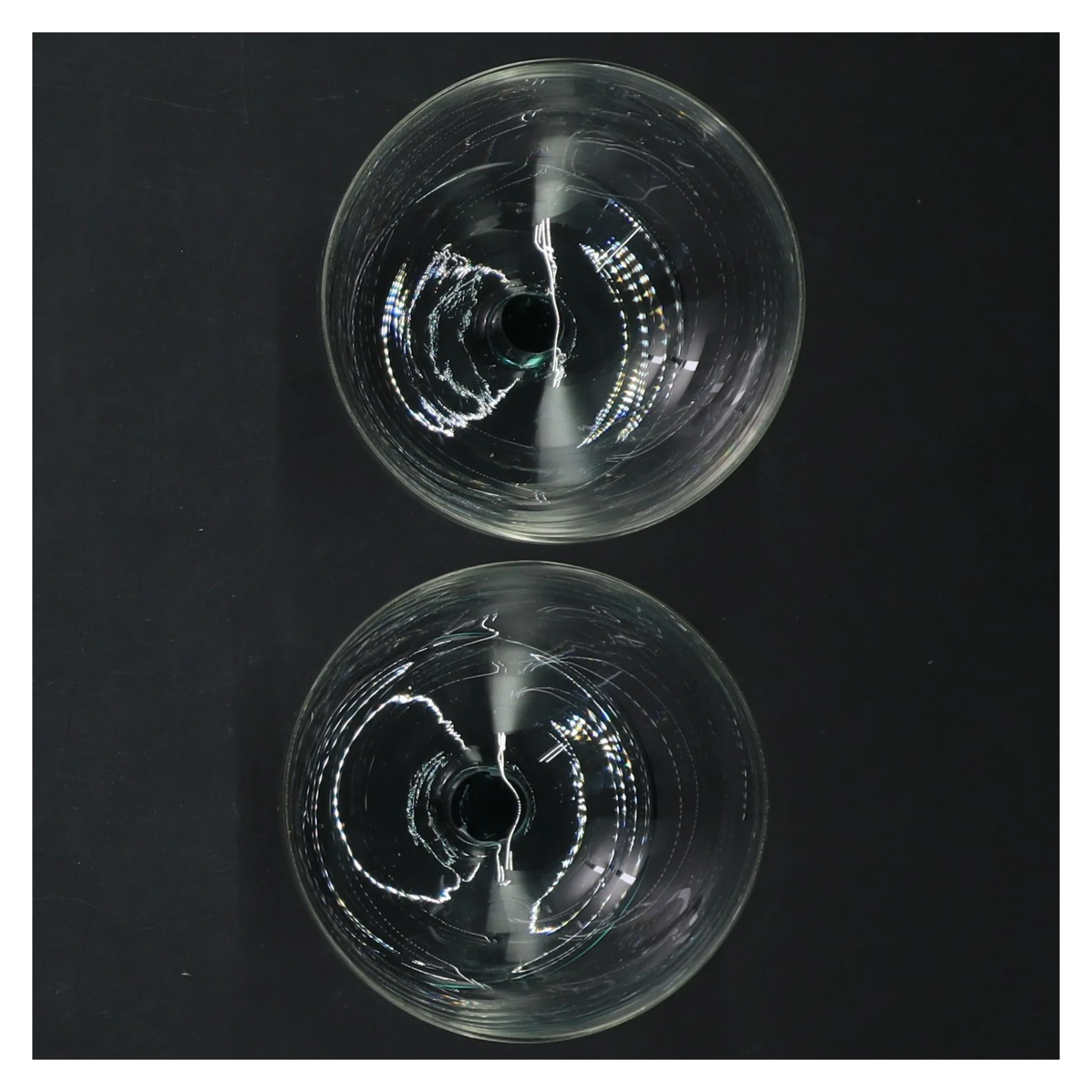 To glas dessertskåle (str. ø 8 cm, 2 styk cm)