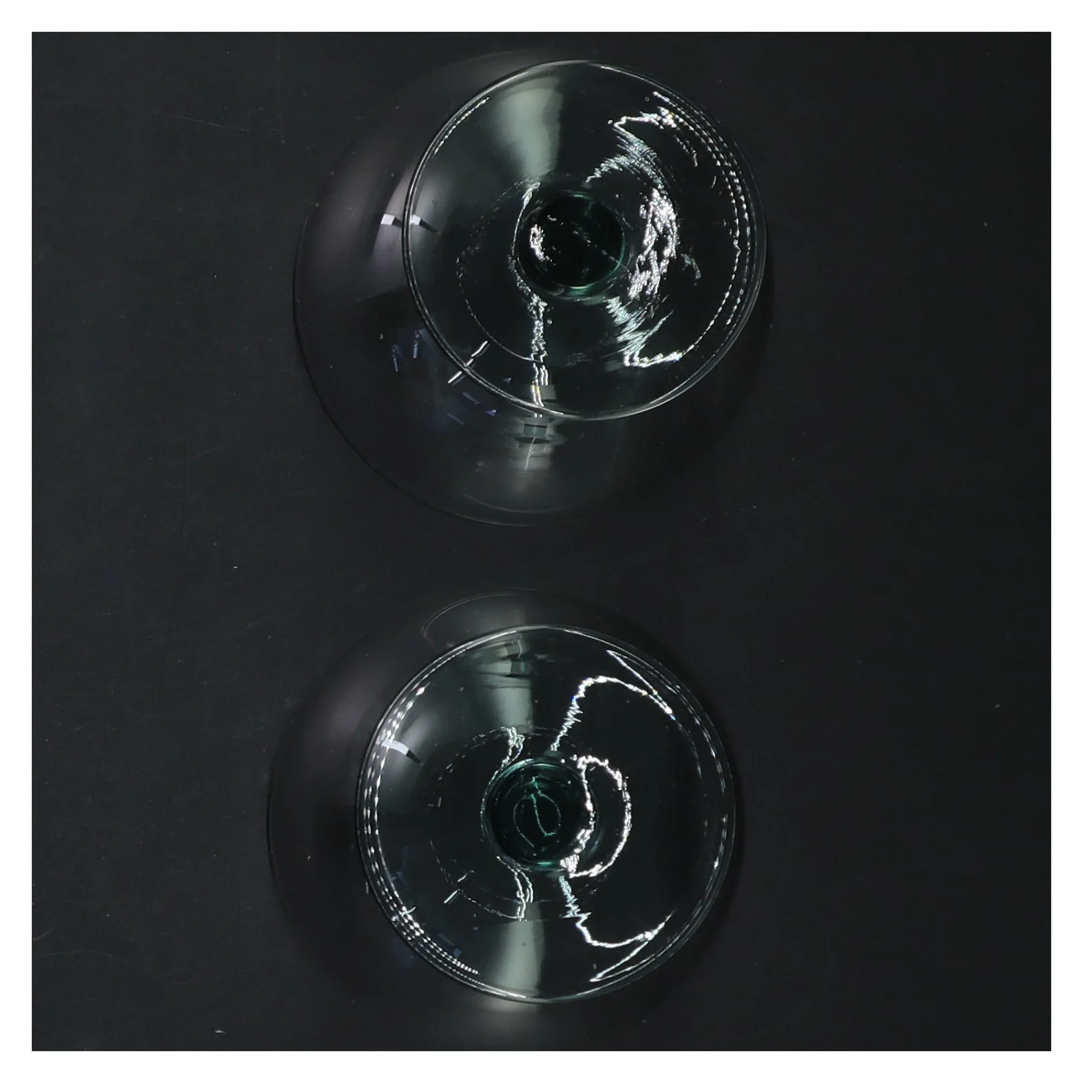 To glas dessertskåle (str. ø 8 cm, 2 styk cm)