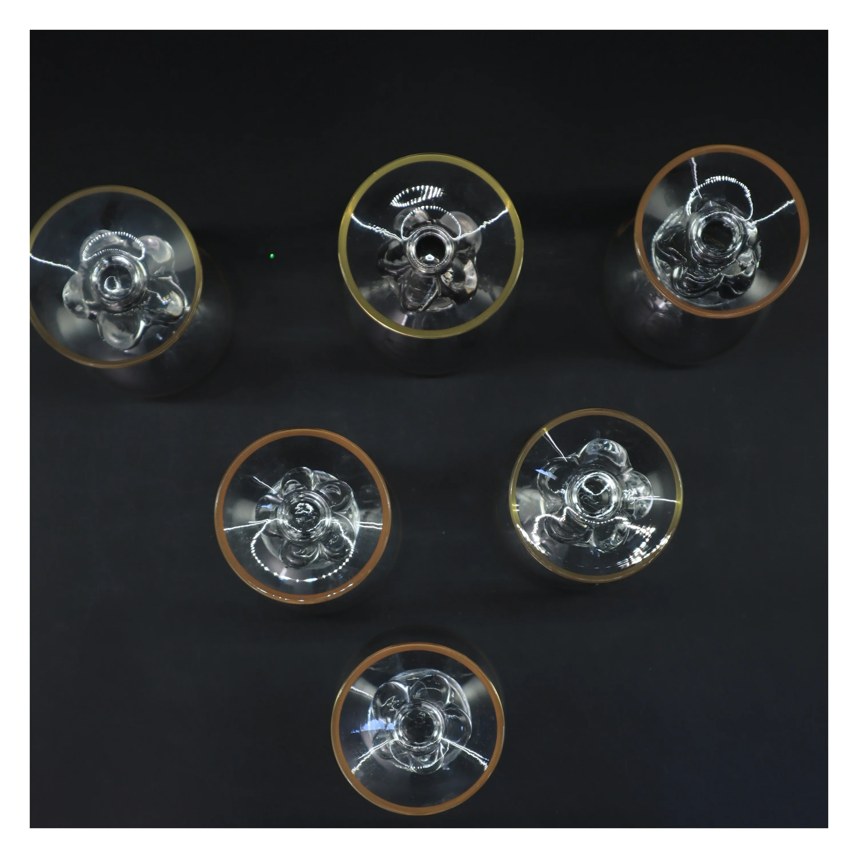 6 stk glas med guldkant (str. 6 stk Ø 7 cm længde 13 cm)