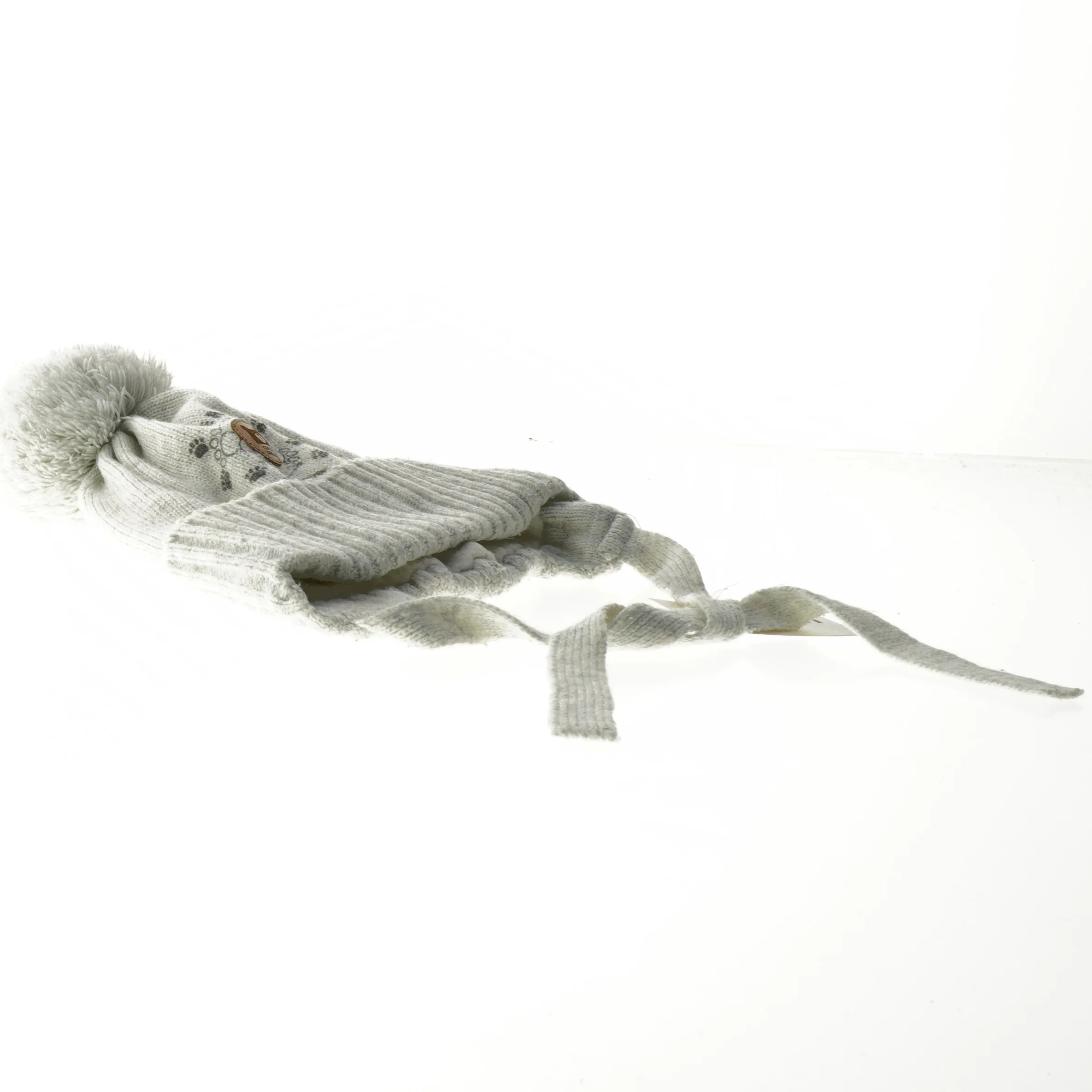 Hue med øreklapper og pompon (str. 3-6 måneder)