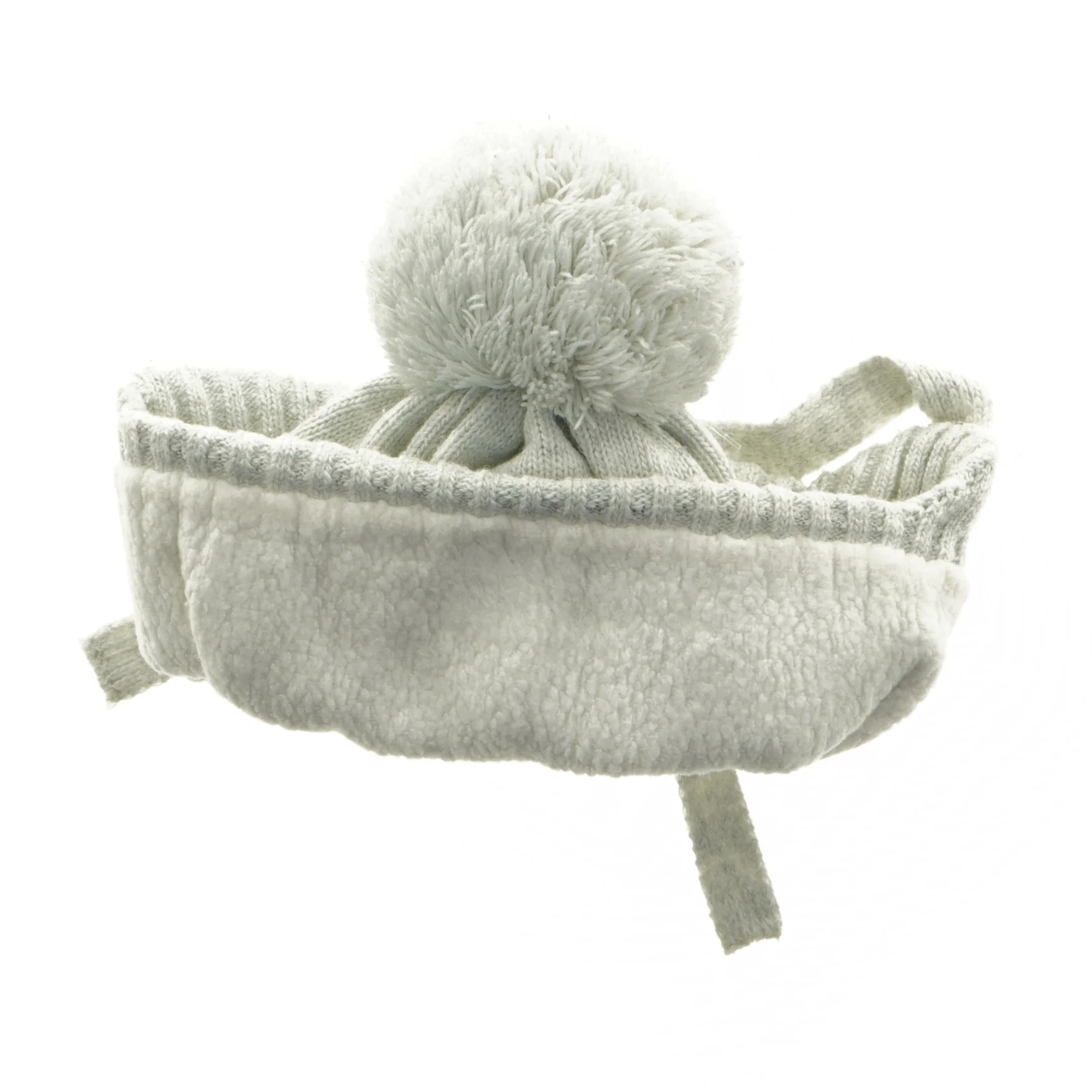 Hue med øreklapper og pompon (str. 3-6 måneder)