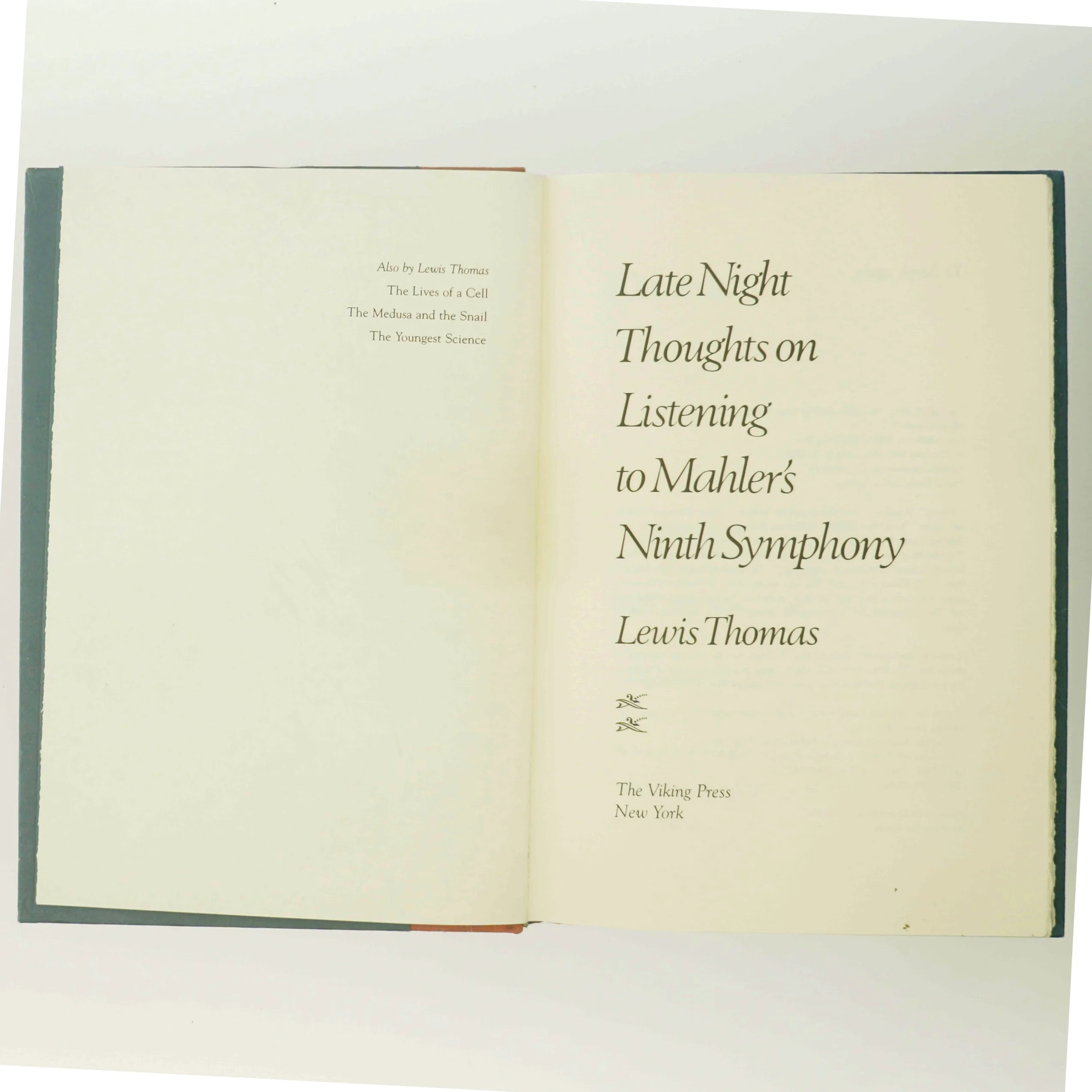 Bog: 'Late Night Thoughts on Listening to Mahler's Ninth Symphony' af Lewis Thomas fra The Viking Press