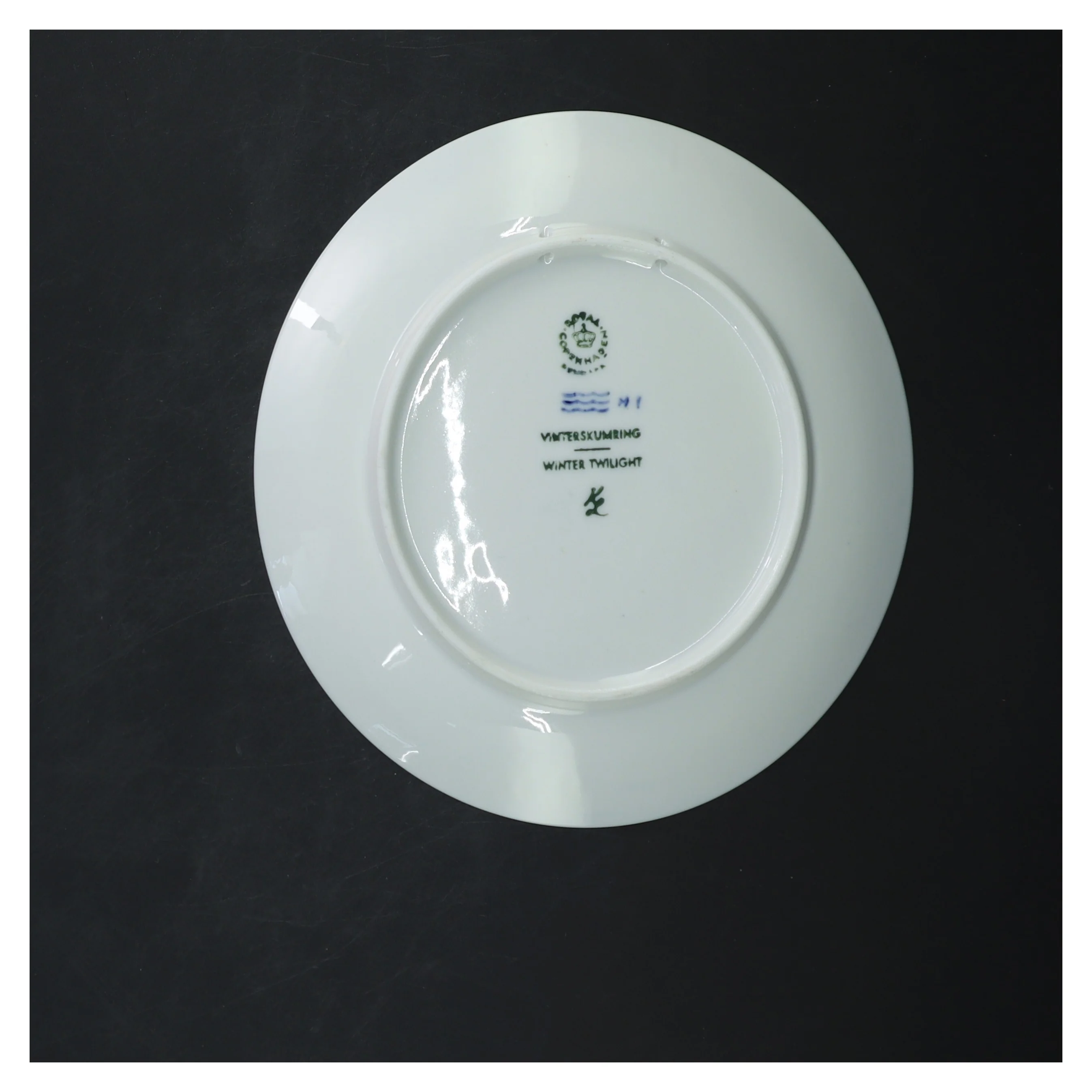 Julen 1974 Dekorationsporcelæn fra Royal Copenhagen (str. Ø 18 cm)