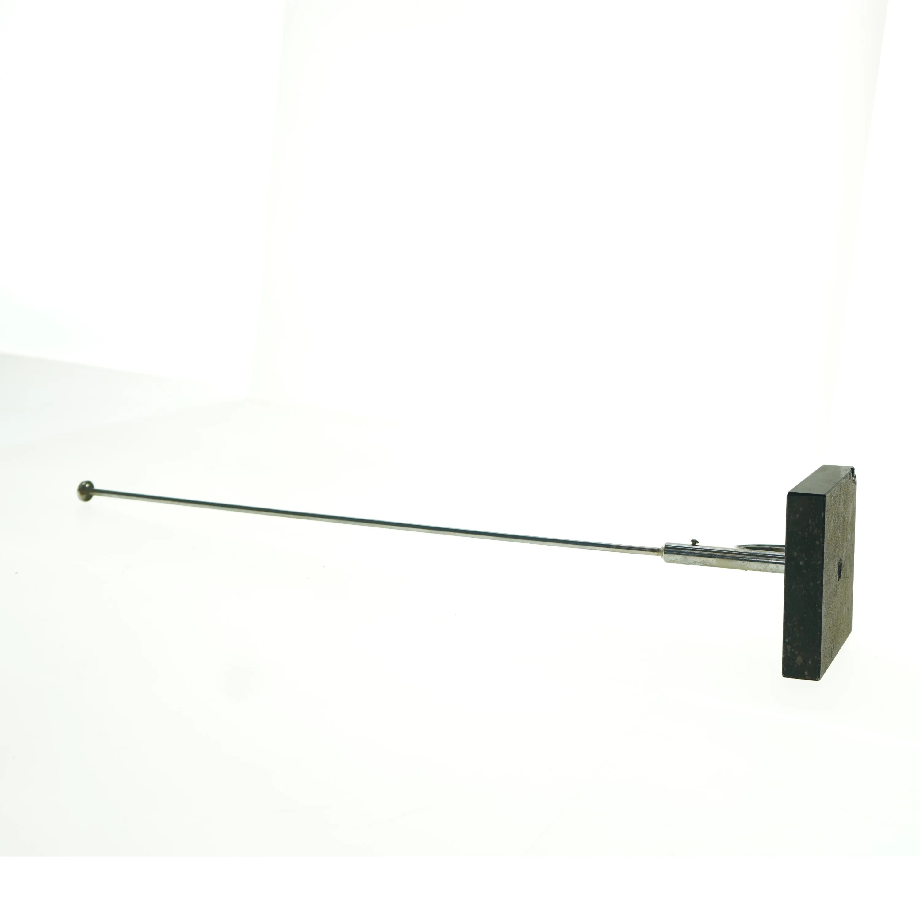 Flagstang på fod af norsk Porsgrun porfyr marmor (str. 51 x 10 cm)