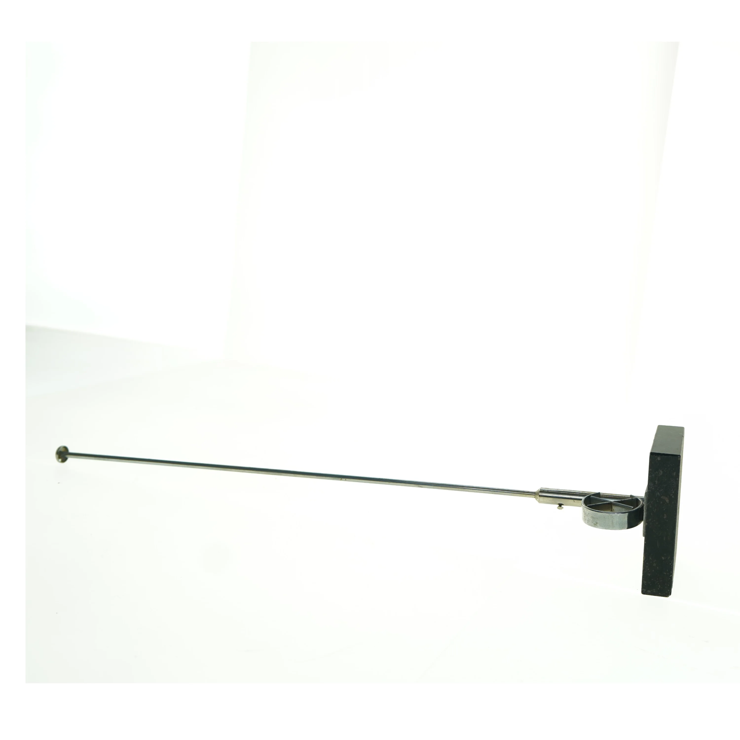 Flagstang på fod af norsk Porsgrun porfyr marmor (str. 51 x 10 cm)