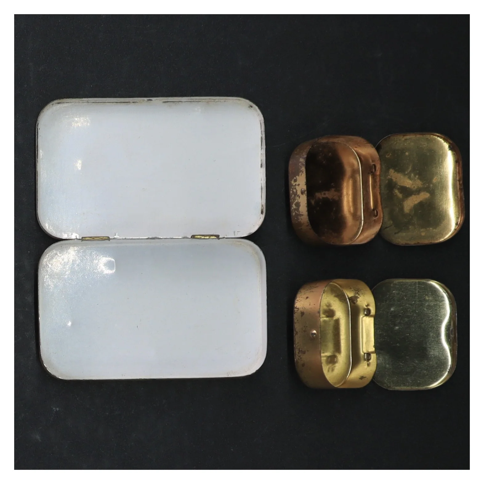 Vintage pastilleskrin (str. 8 cm. og. 4 cm. og. 4 cm)